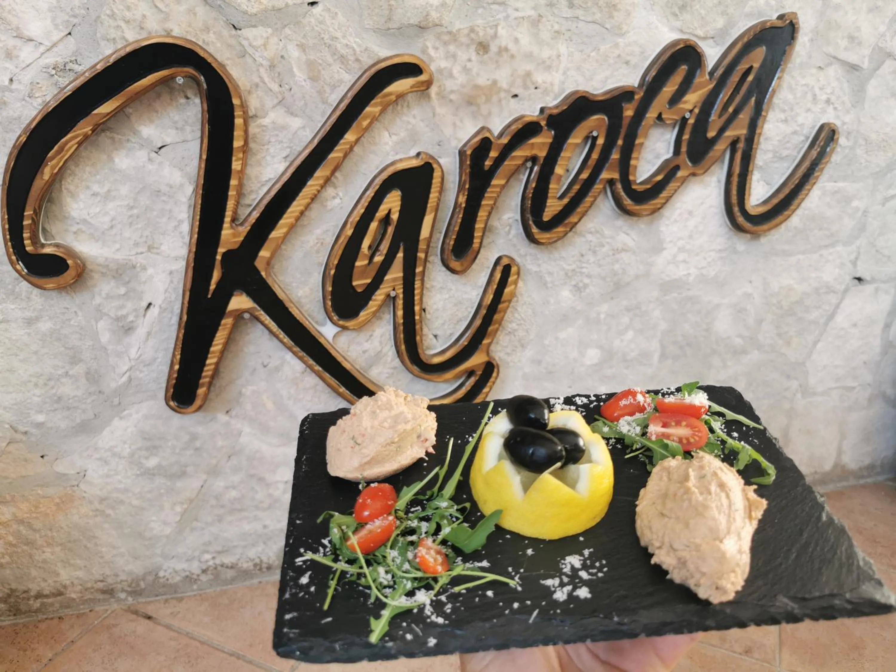 Restaurant/places to eat in Pansion Karoca