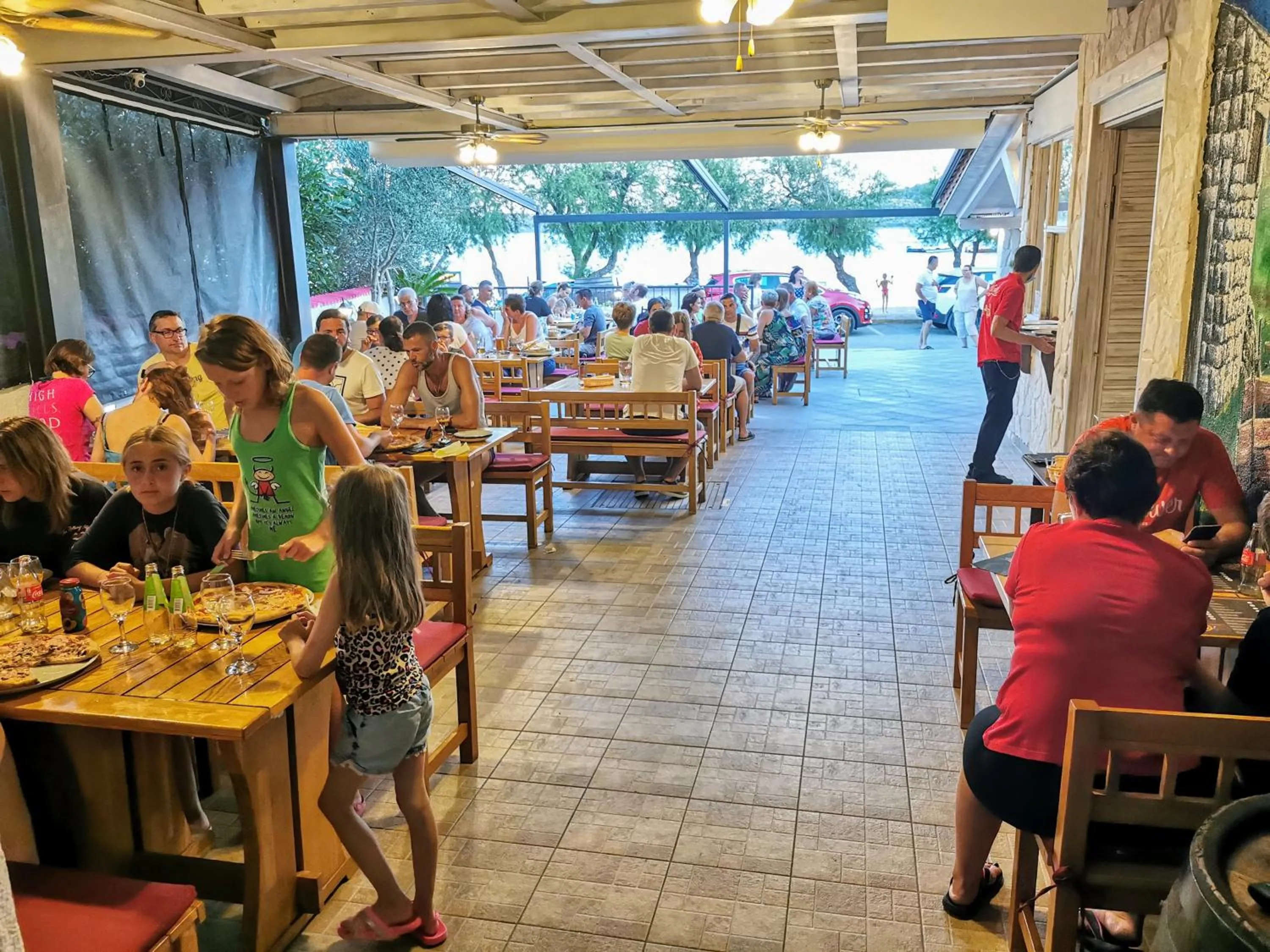 Restaurant/places to eat in Pansion Karoca