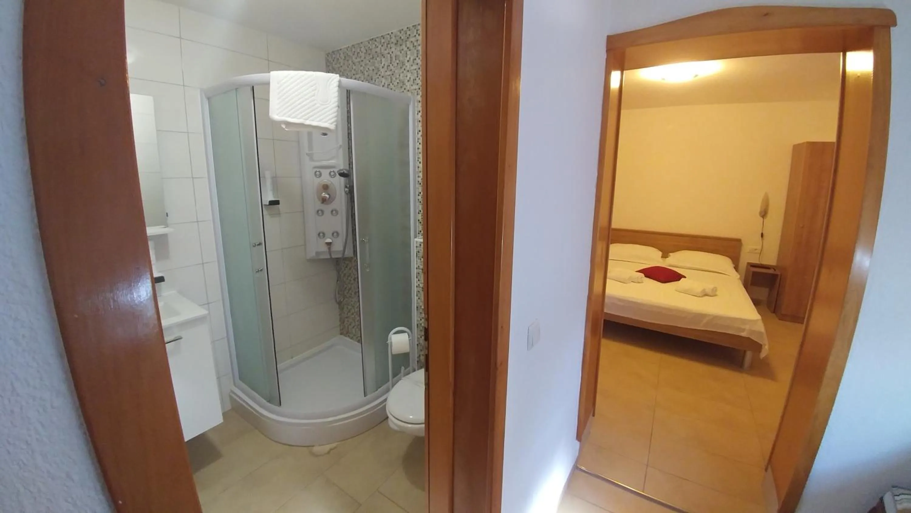 Shower, Bed in Pansion Karoca