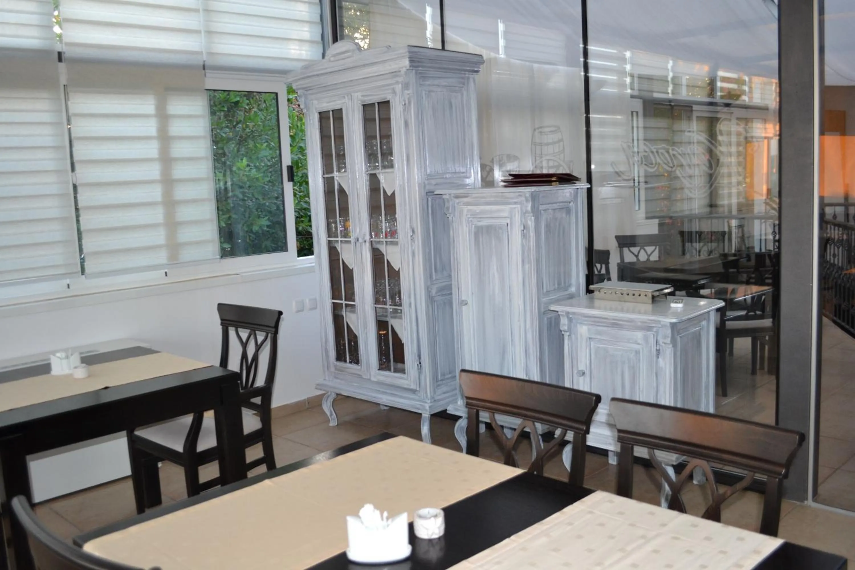Restaurant/places to eat in Pansion Karoca