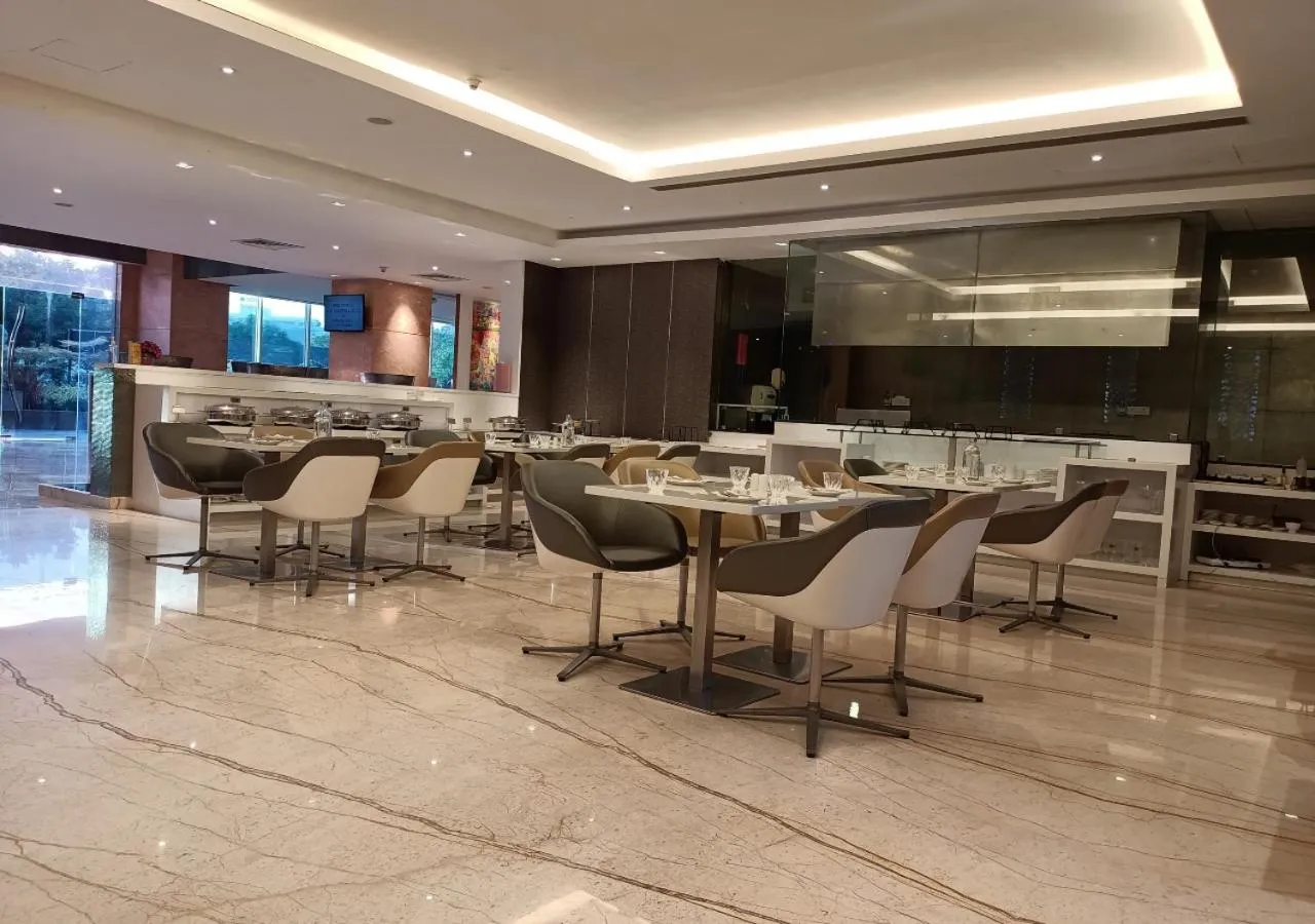 Restaurant/places to eat in E Hotel