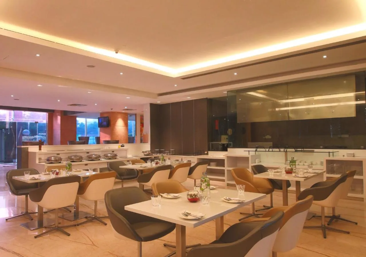 Restaurant/places to eat in E Hotel