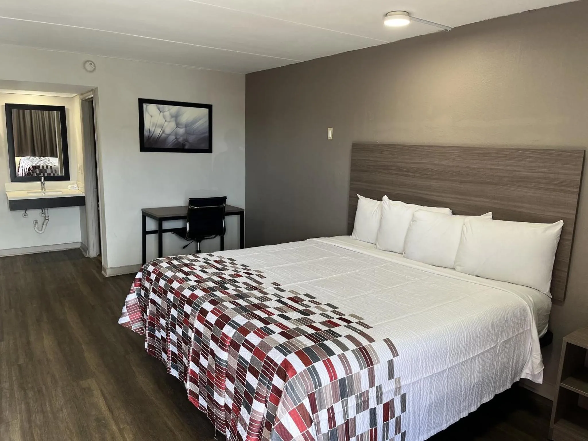 Photo of the whole room, Bed in Red Roof Inn Greenville, NC