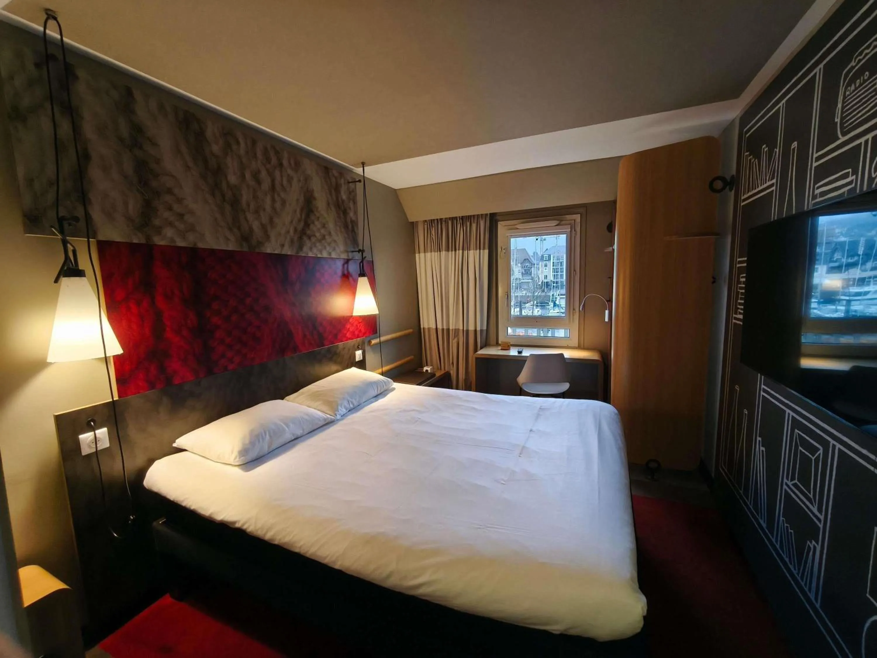 Bedroom, Bed in ibis Deauville Centre