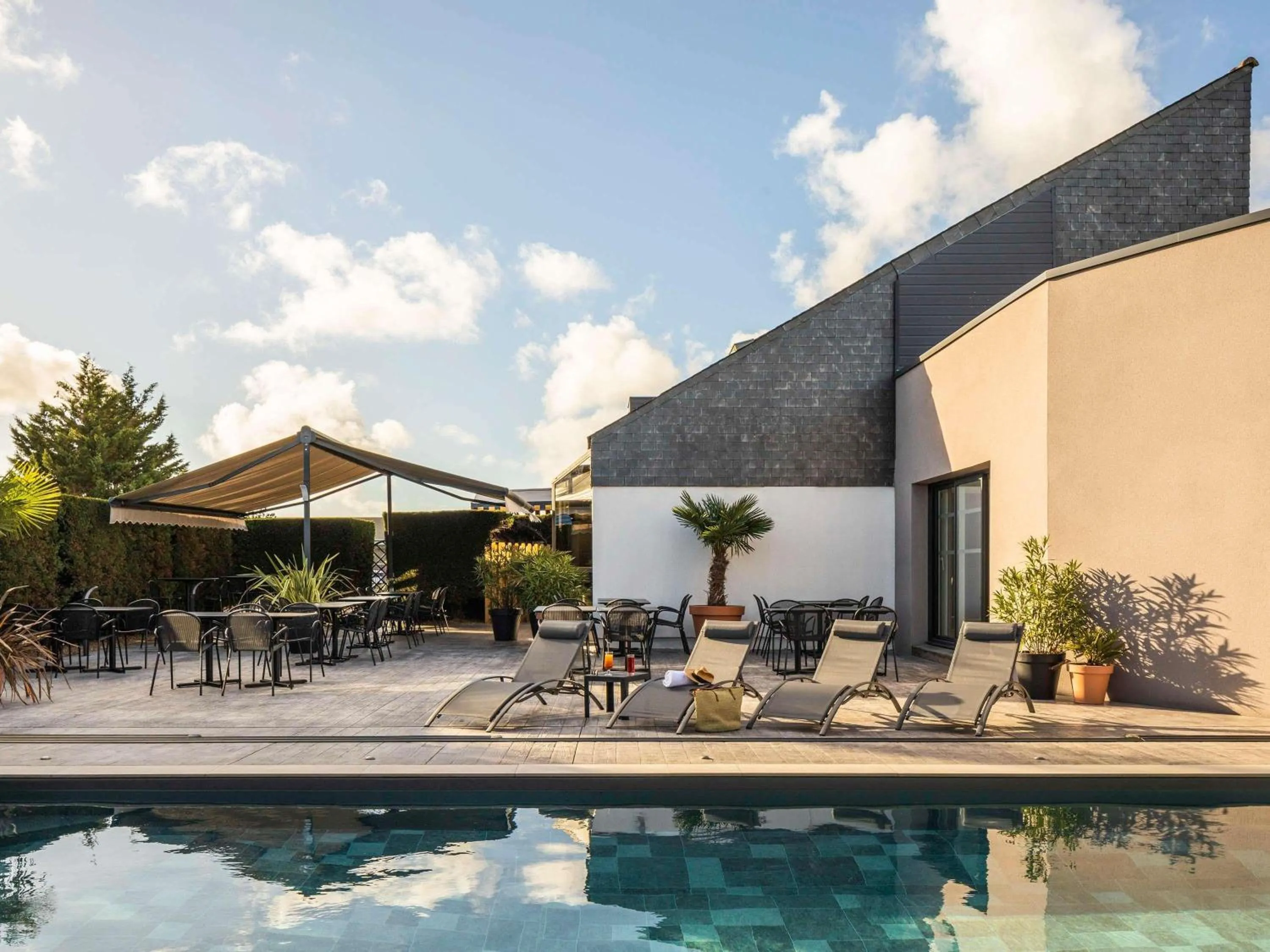 Pool view in ibis Saint-Nazaire - Trignac