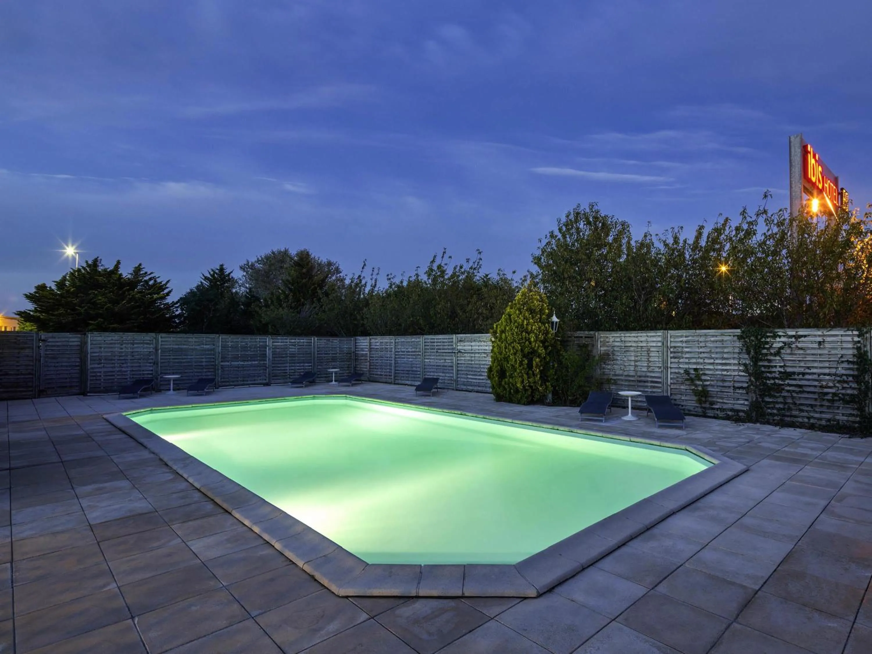 Lounge or bar in ibis Saint-Nazaire - Trignac