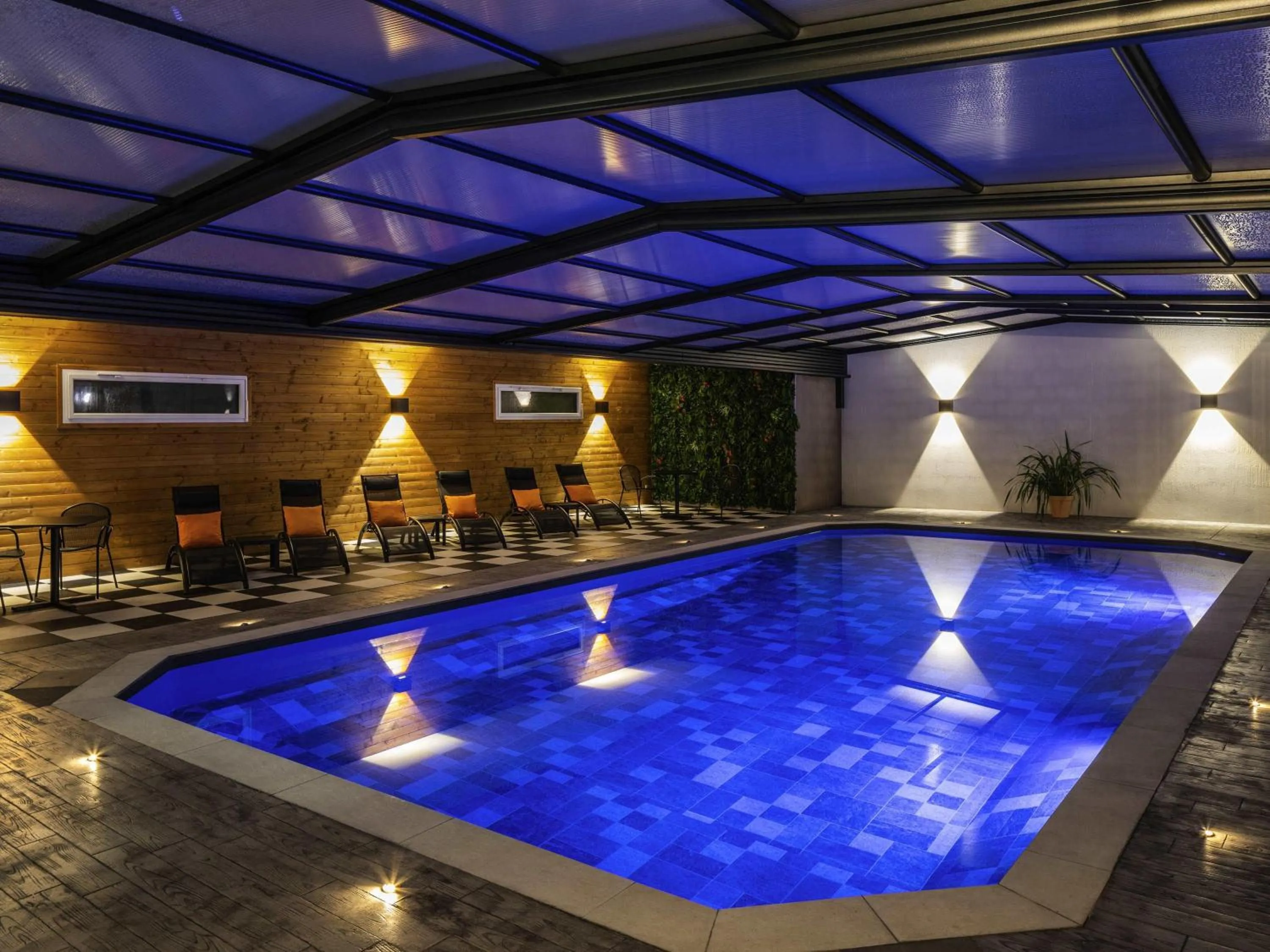 Pool view in ibis Saint-Nazaire - Trignac