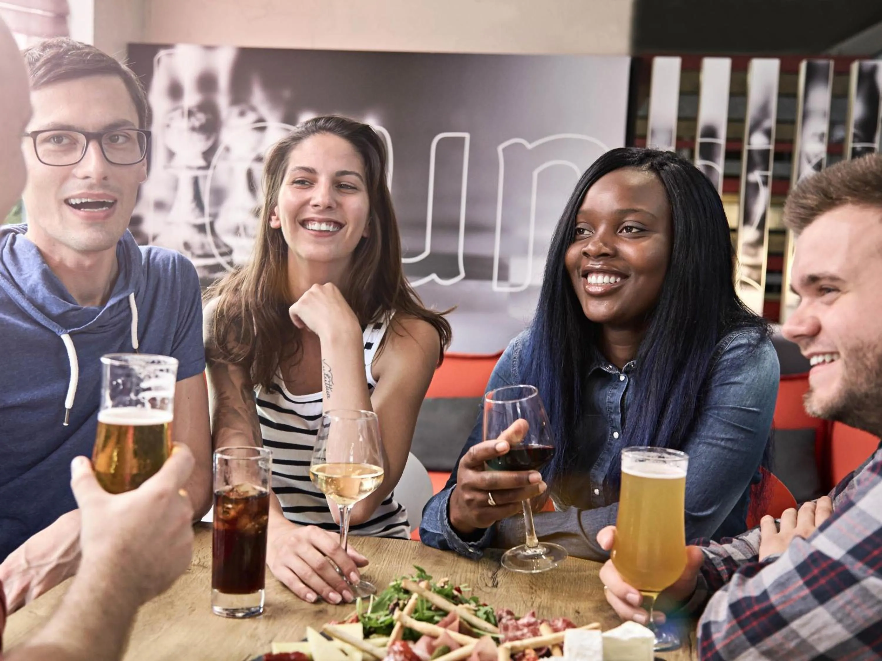 Lounge or bar in ibis Saint-Nazaire - Trignac