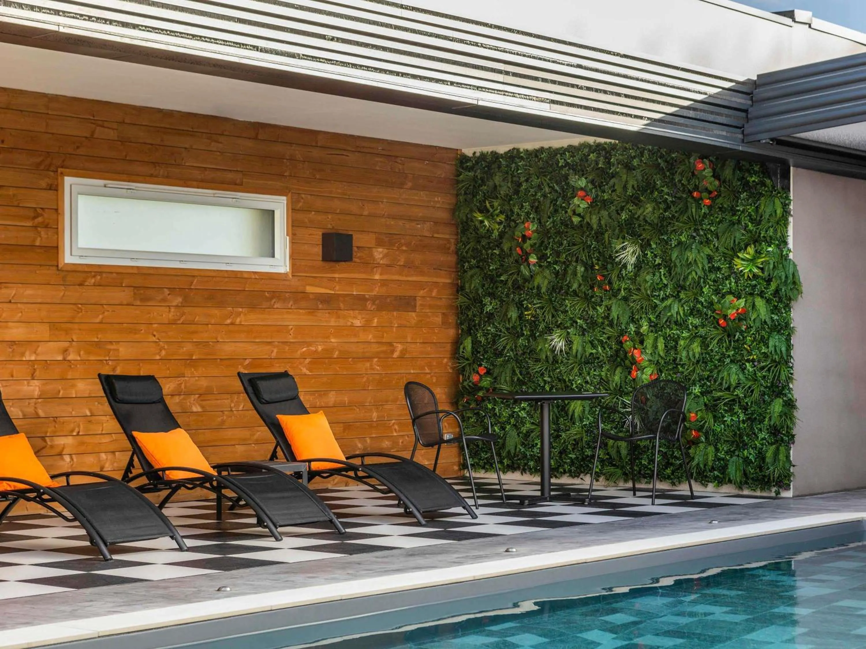 Pool view in ibis Saint-Nazaire - Trignac