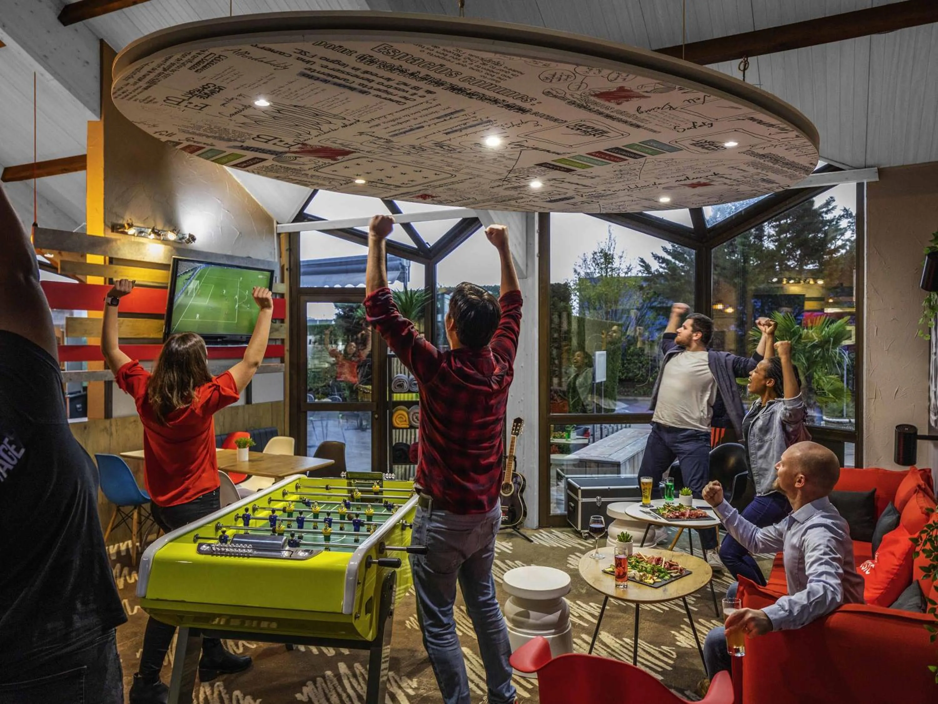 Lounge or bar in ibis Saint-Nazaire - Trignac