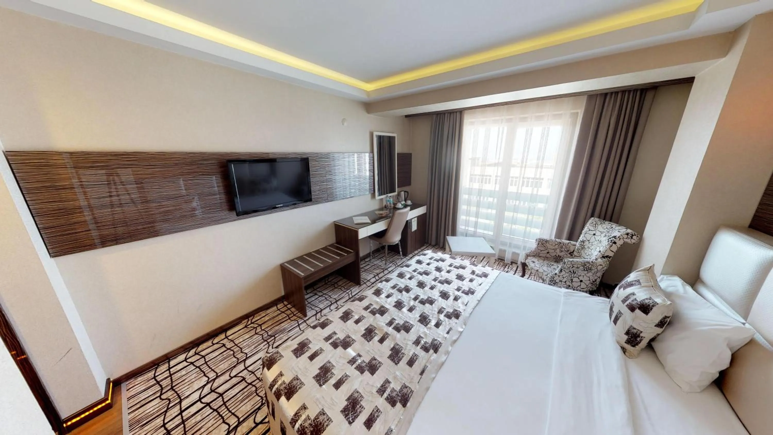 Communal lounge/ TV room, Bed in Green Prusa Hotel