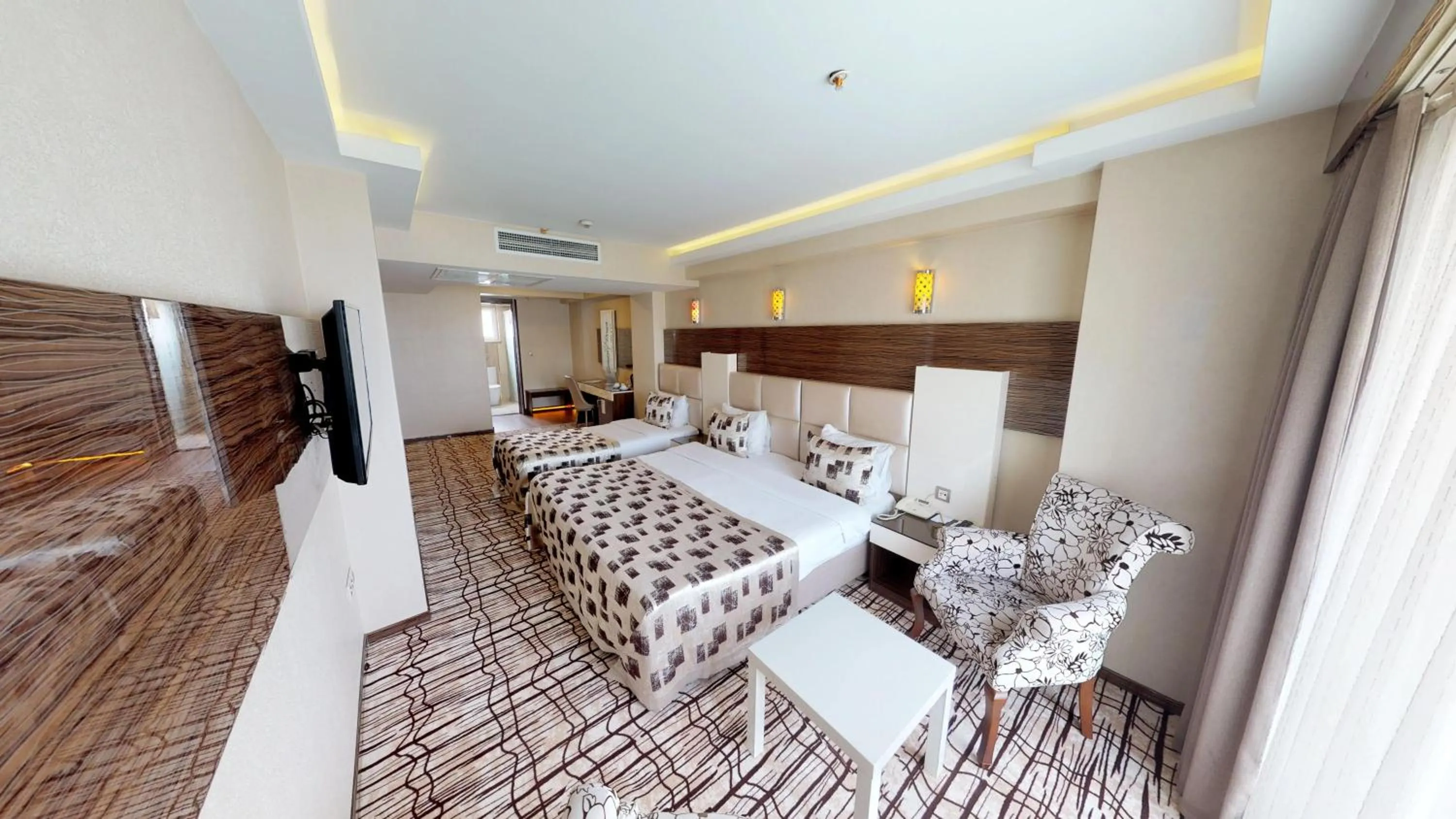 Communal lounge/ TV room, Bed in Green Prusa Hotel