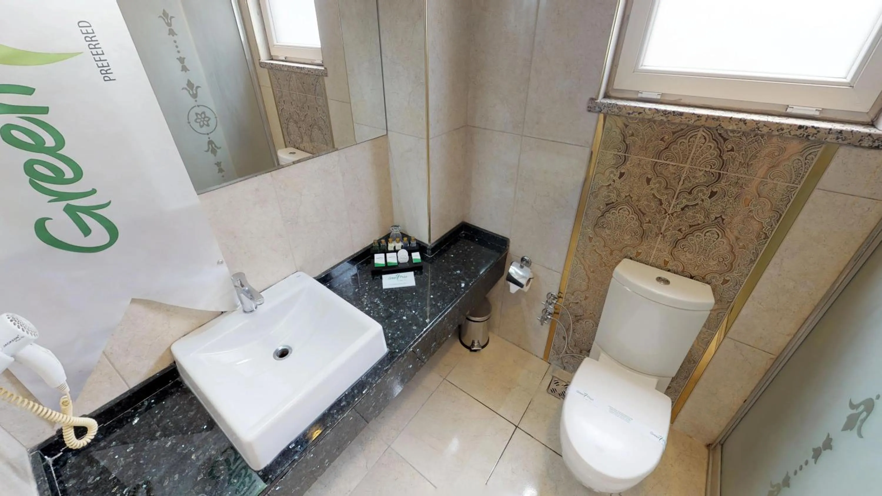 Shower in Green Prusa Hotel