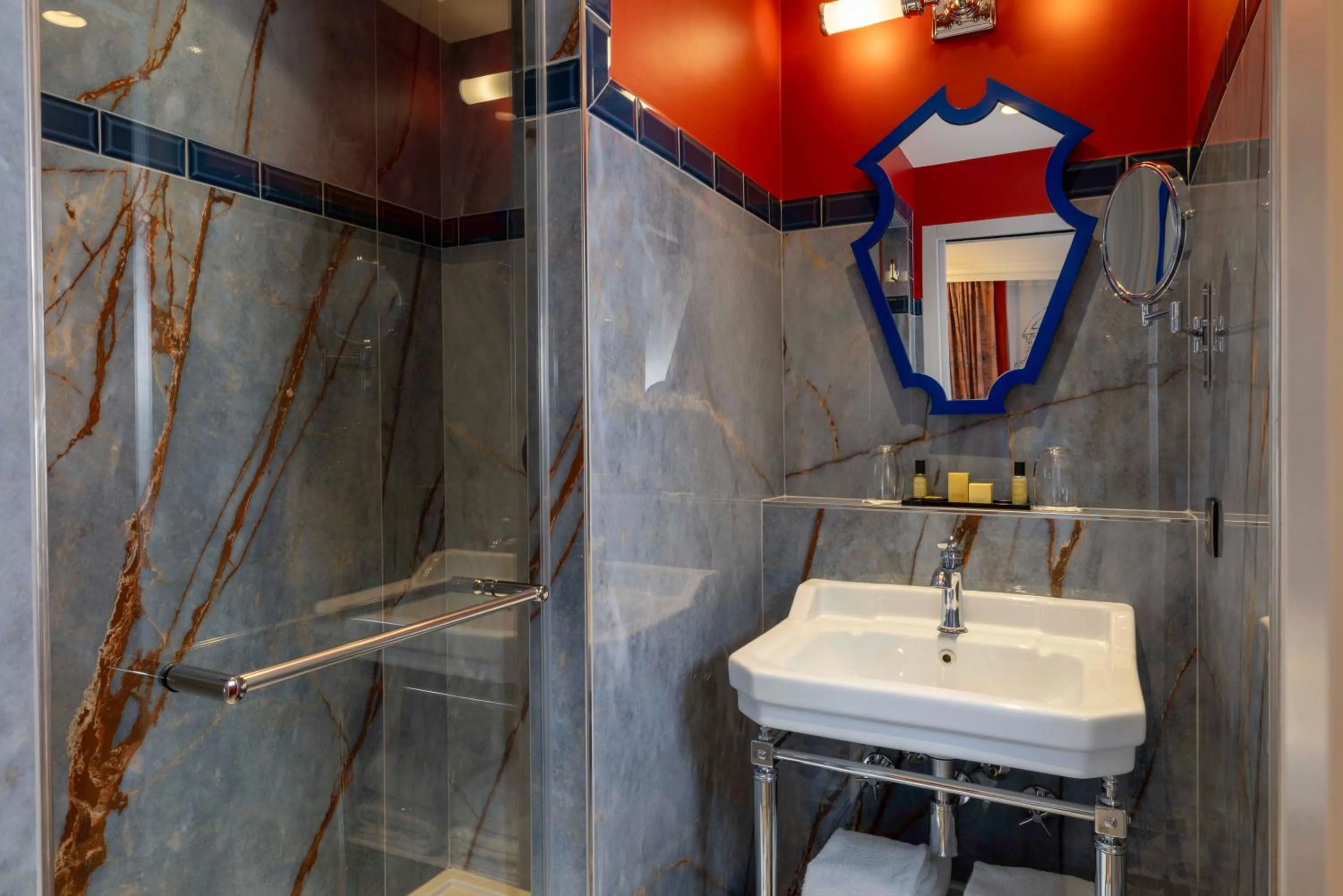 Bathroom in Hôtel Le Magnifique Ex Hôtel Le M