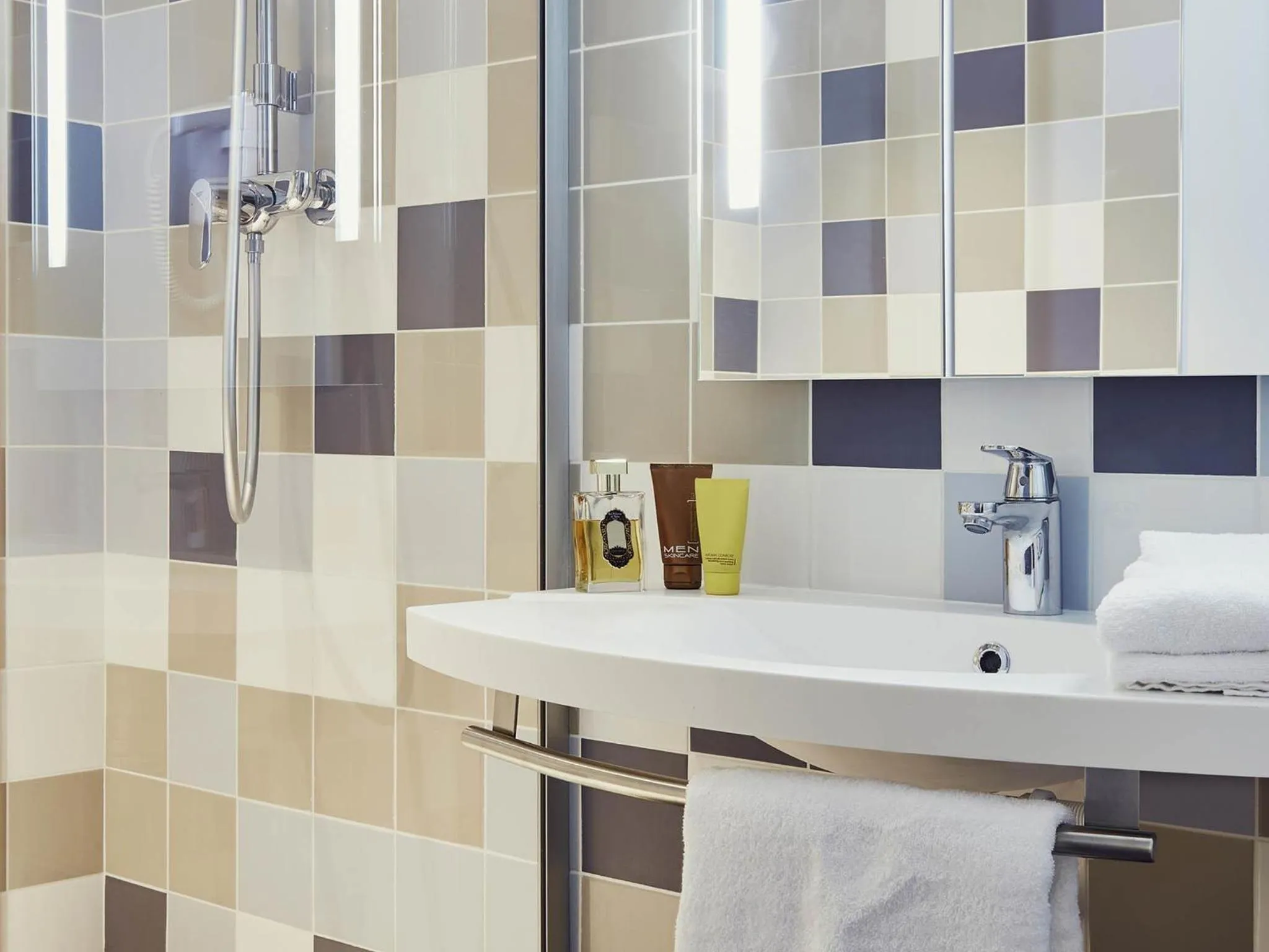 Bedroom in ibis Styles Marseille Aéroport