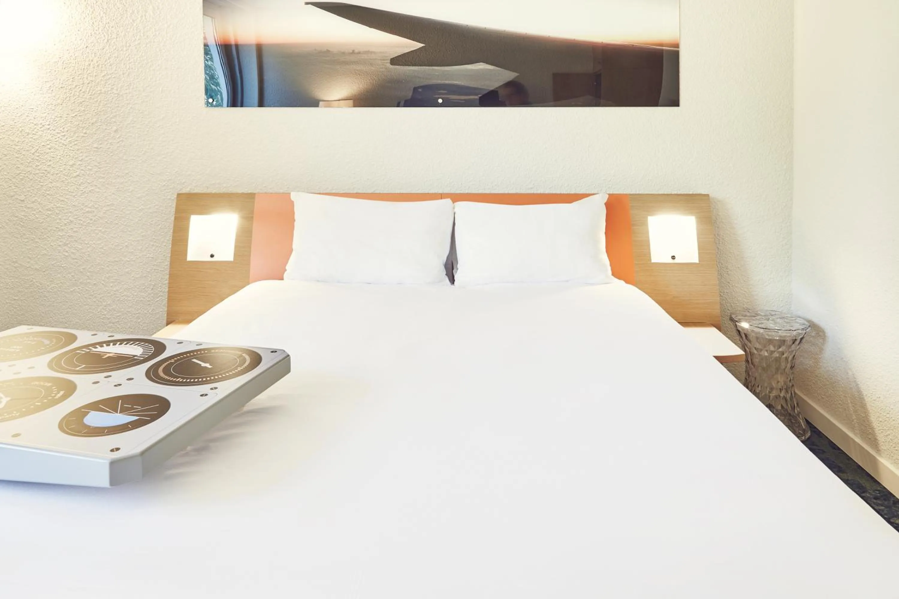 Bedroom, Bed in ibis Styles Marseille Aéroport