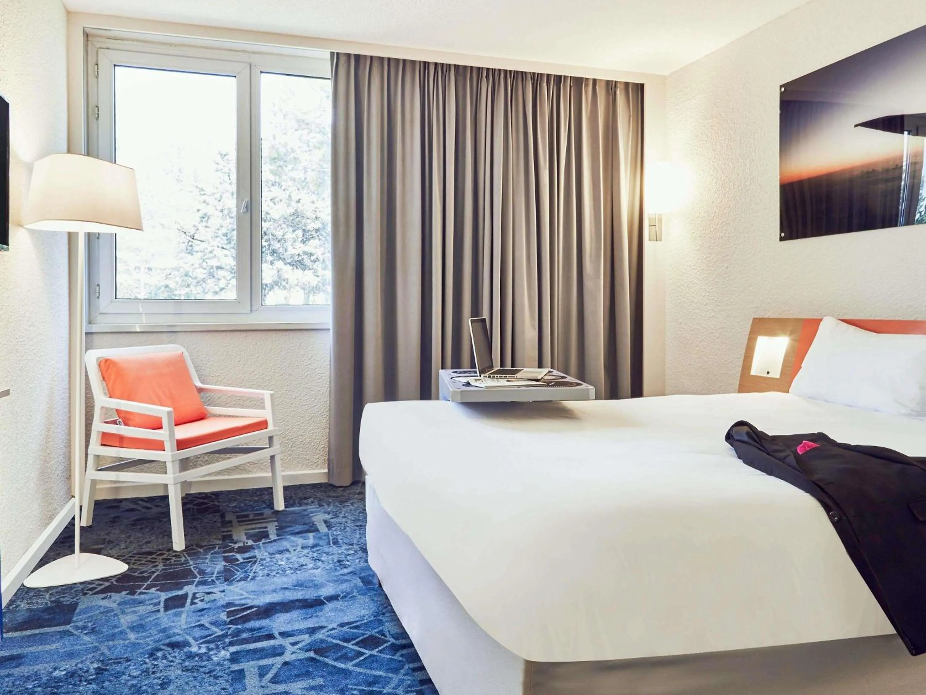 Bedroom, Bed in ibis Styles Marseille Aéroport