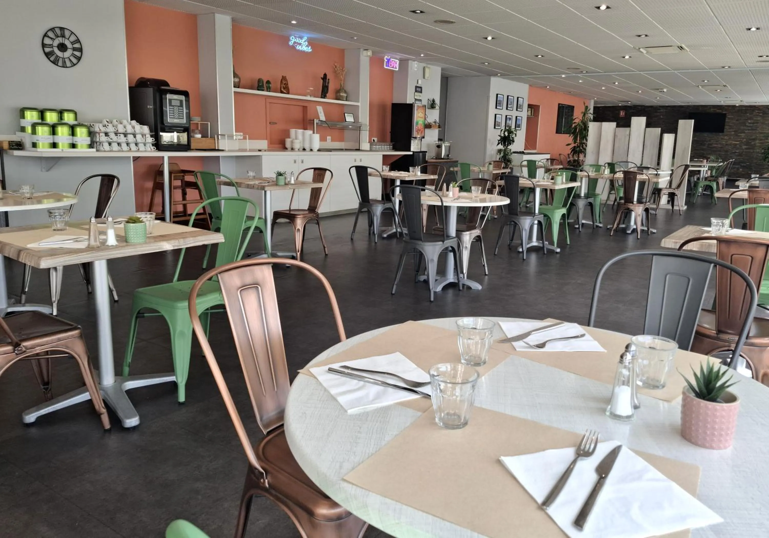 Restaurant/places to eat in ibis Styles Marseille Aéroport