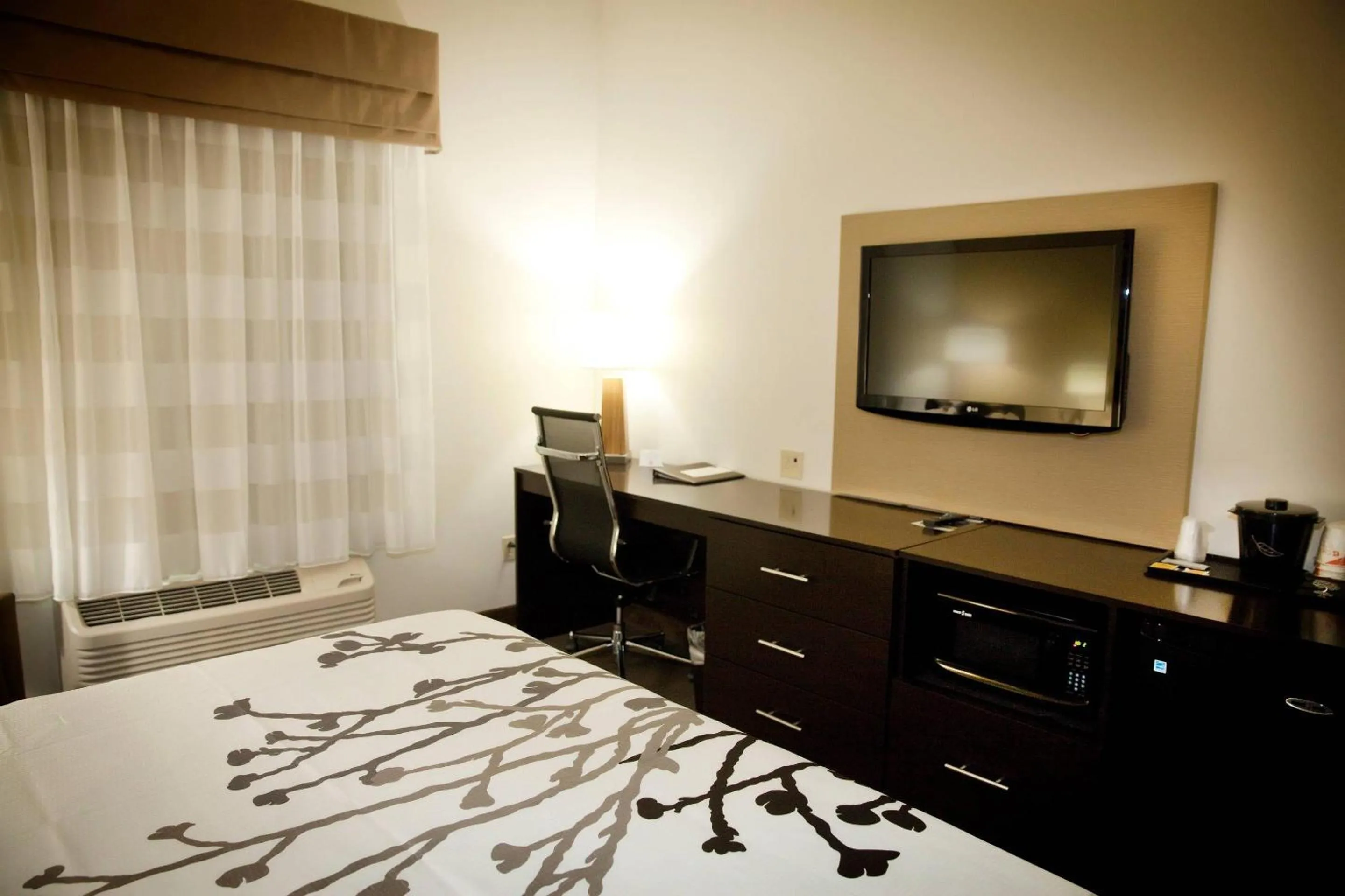 Bedroom, Bed in Sleep Inn & Suites Moundsville - Wheeling