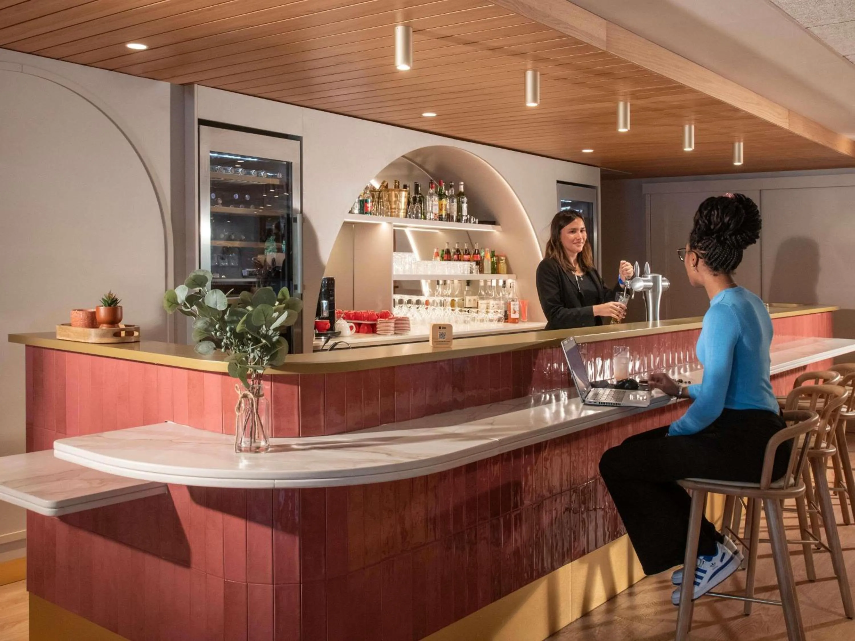 Lounge or bar in ibis Golfe de Saint-Tropez