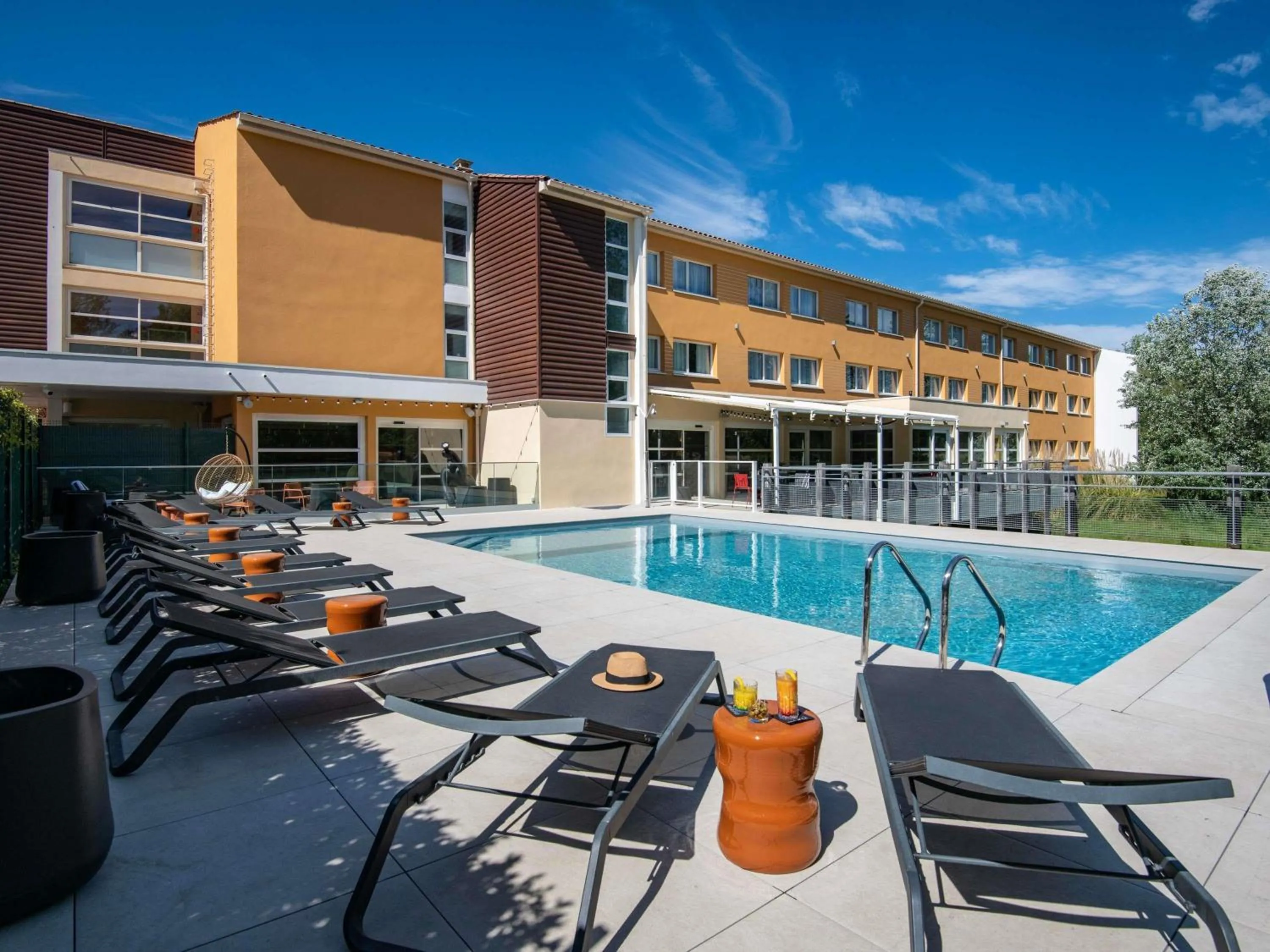 Pool view in ibis Golfe de Saint-Tropez