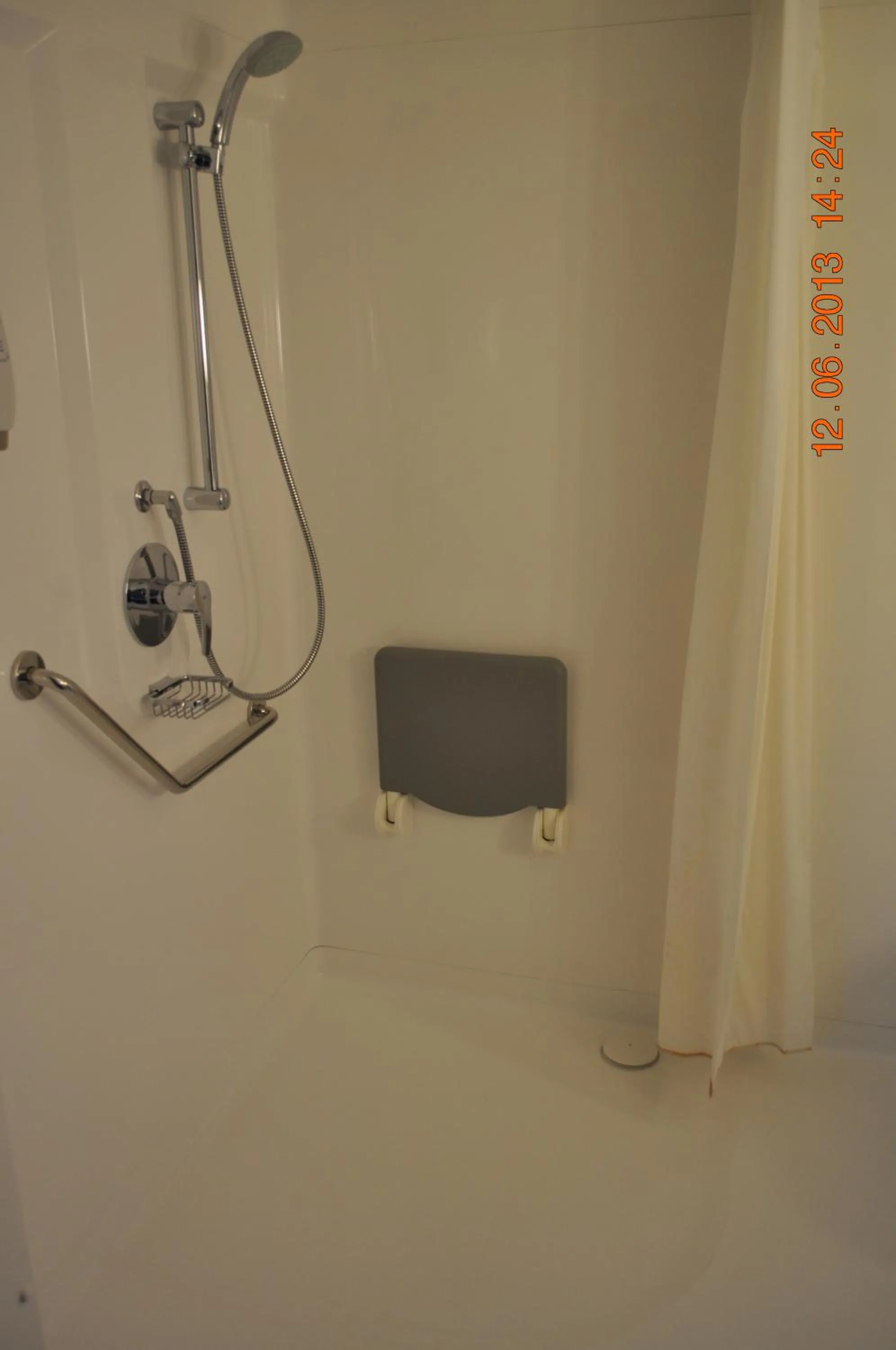 Bathroom in ibis Istres Trigance
