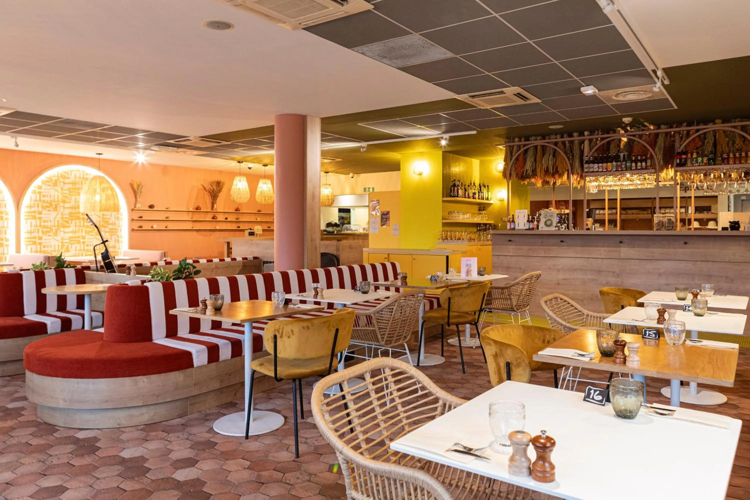 Restaurant/places to eat in ibis Istres Trigance