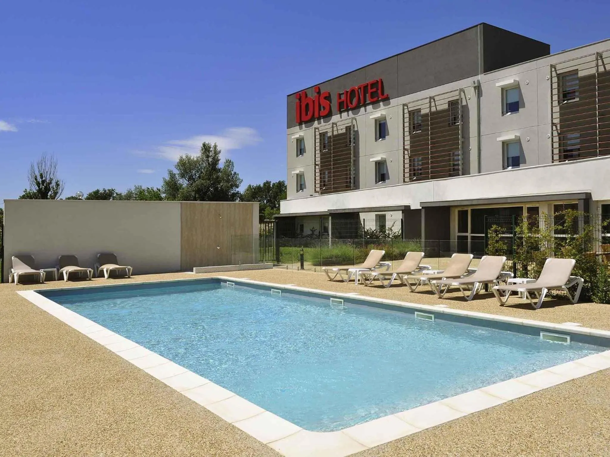 Property building in ibis Istres Trigance