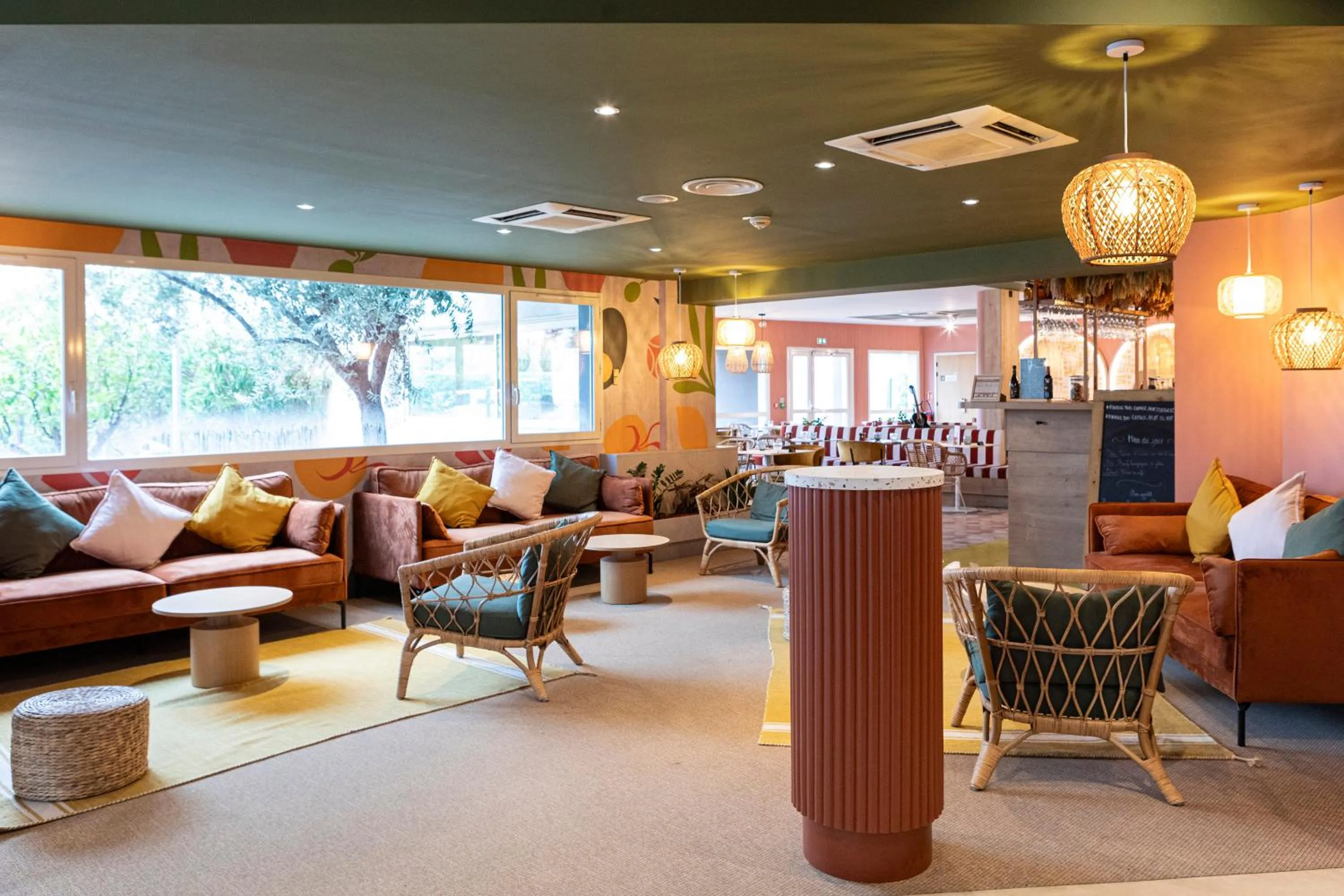 Lounge or bar in ibis Istres Trigance
