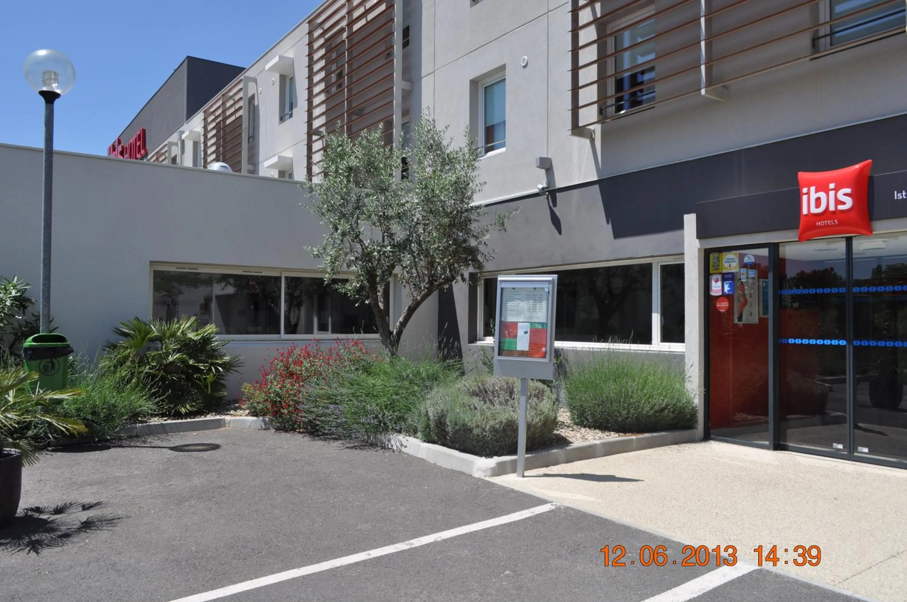 Facade/entrance in ibis Istres Trigance