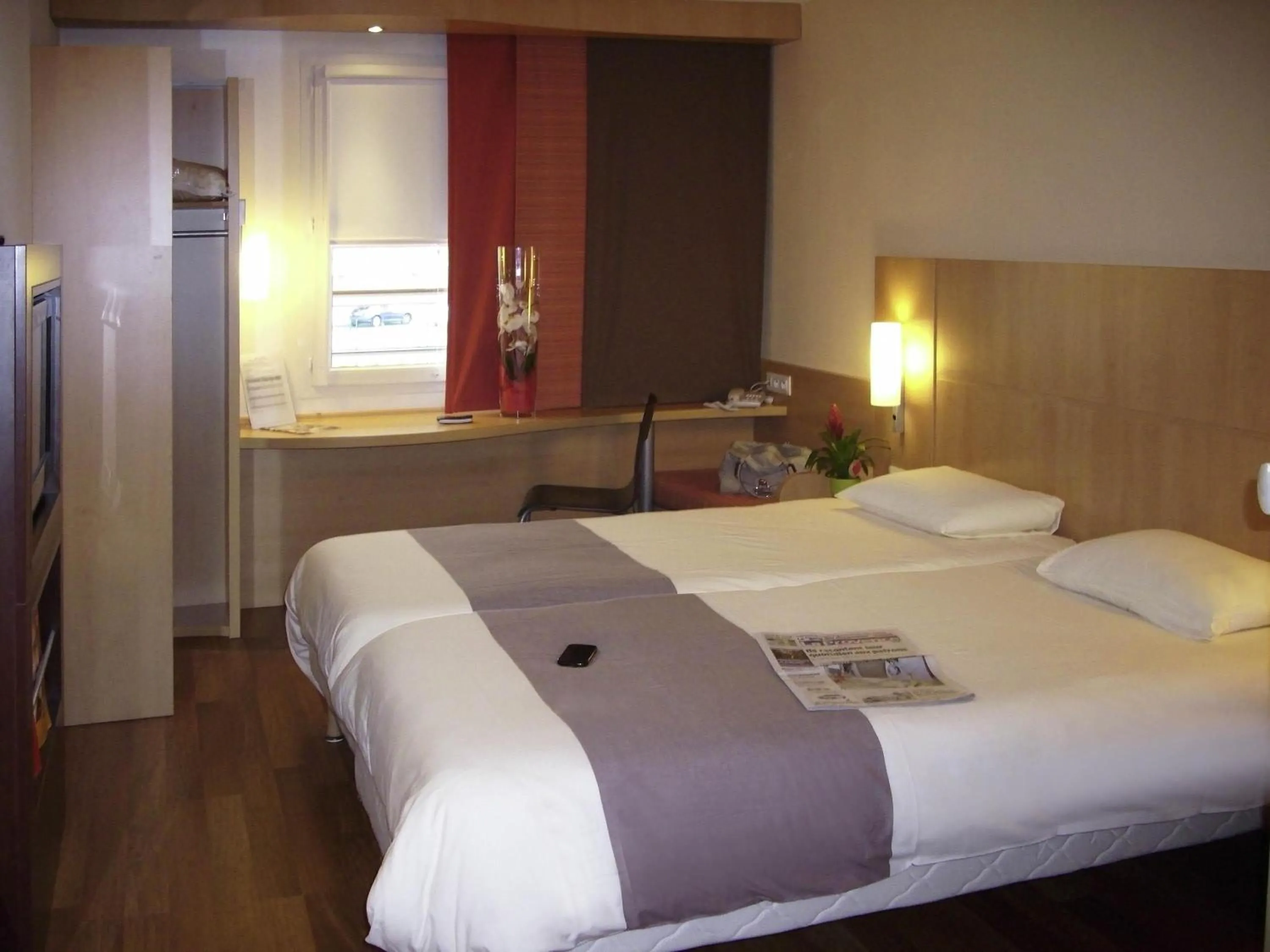 Bedroom, Bed in ibis Istres Trigance