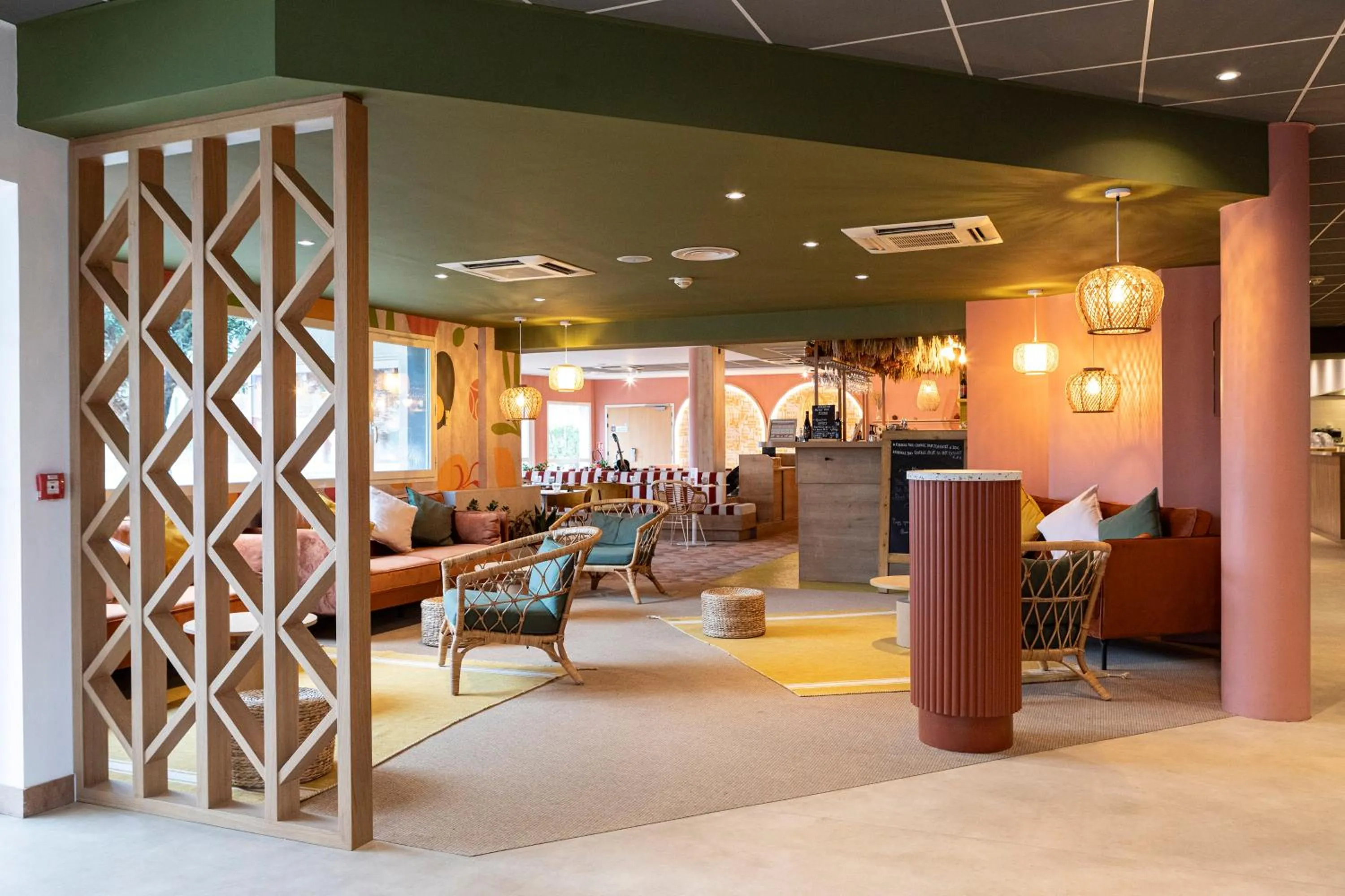 Lounge or bar in ibis Istres Trigance