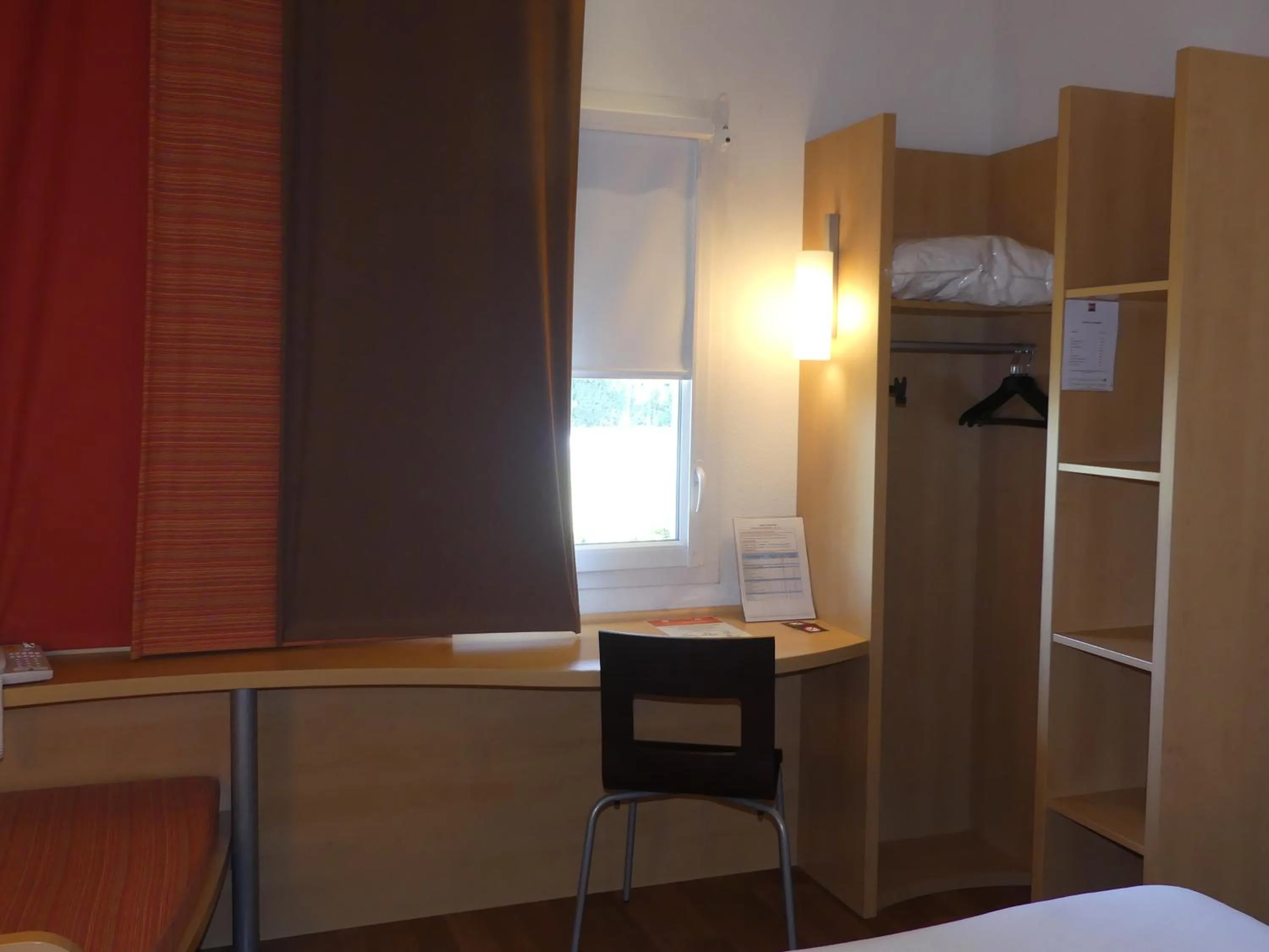 Photo of the whole room, Bed in ibis Istres Trigance
