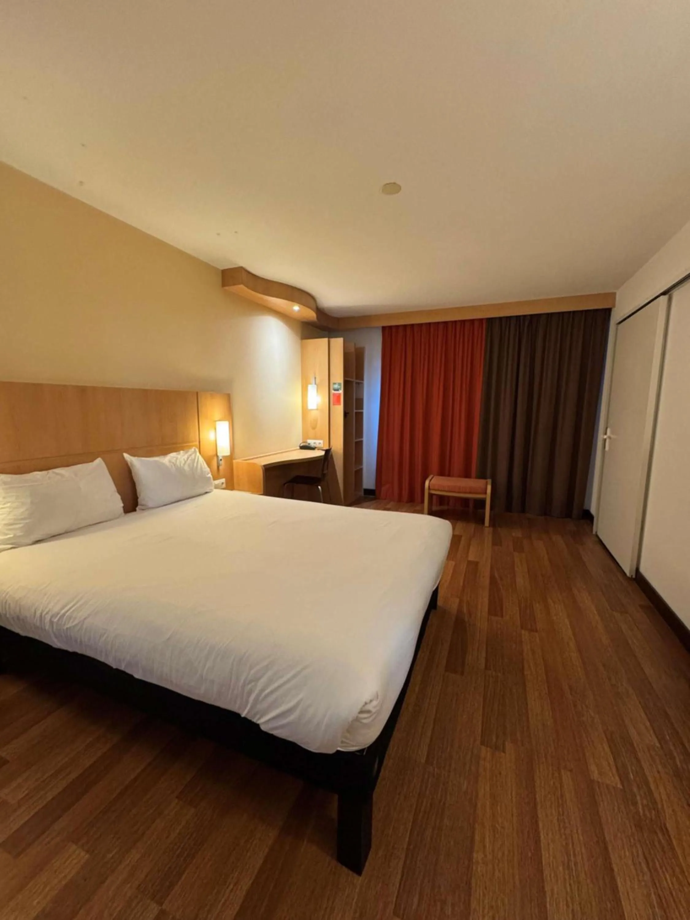 Bedroom, Bed in ibis Istres Trigance