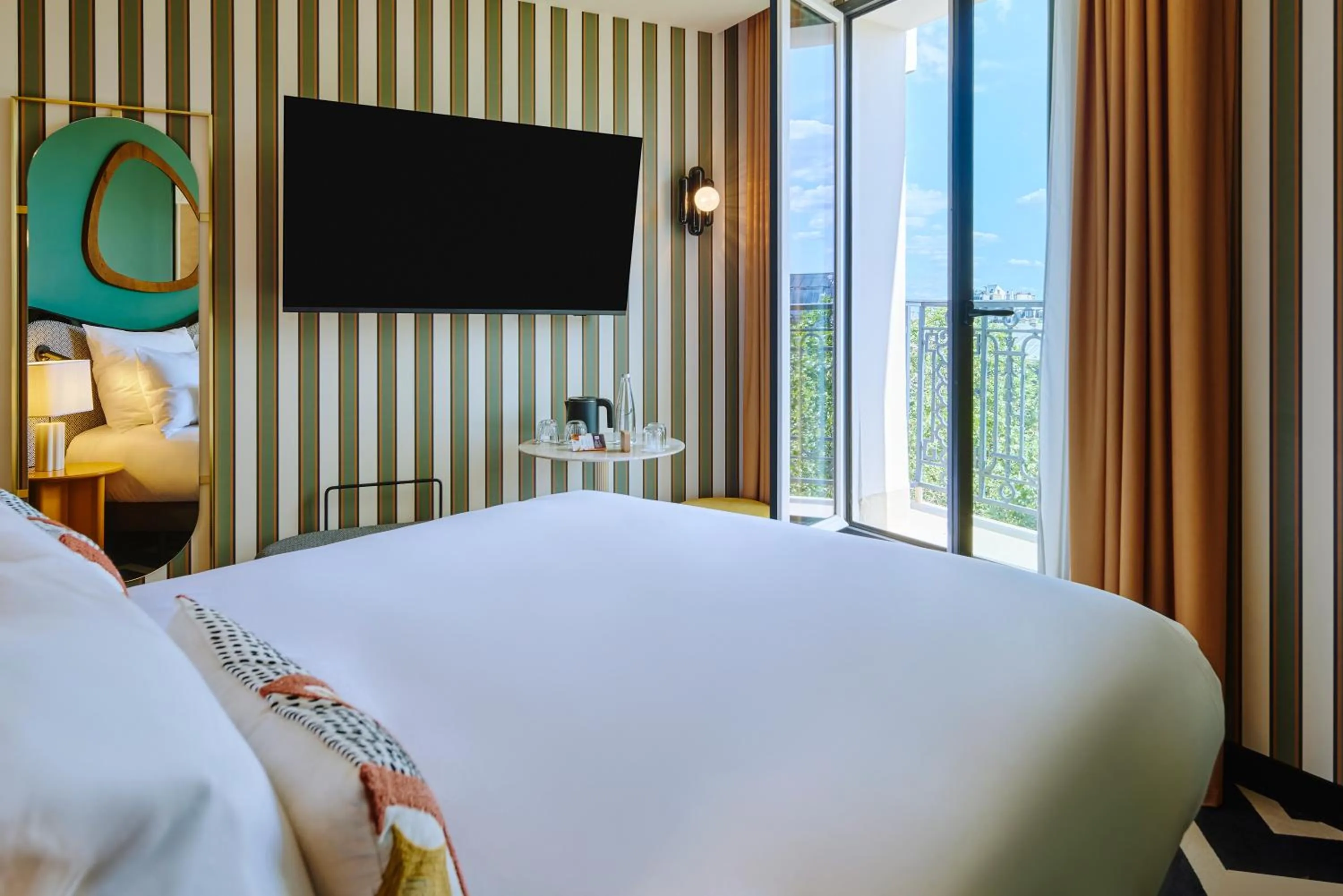 Bed in Mercure Paris Butte Montmartre Basilique