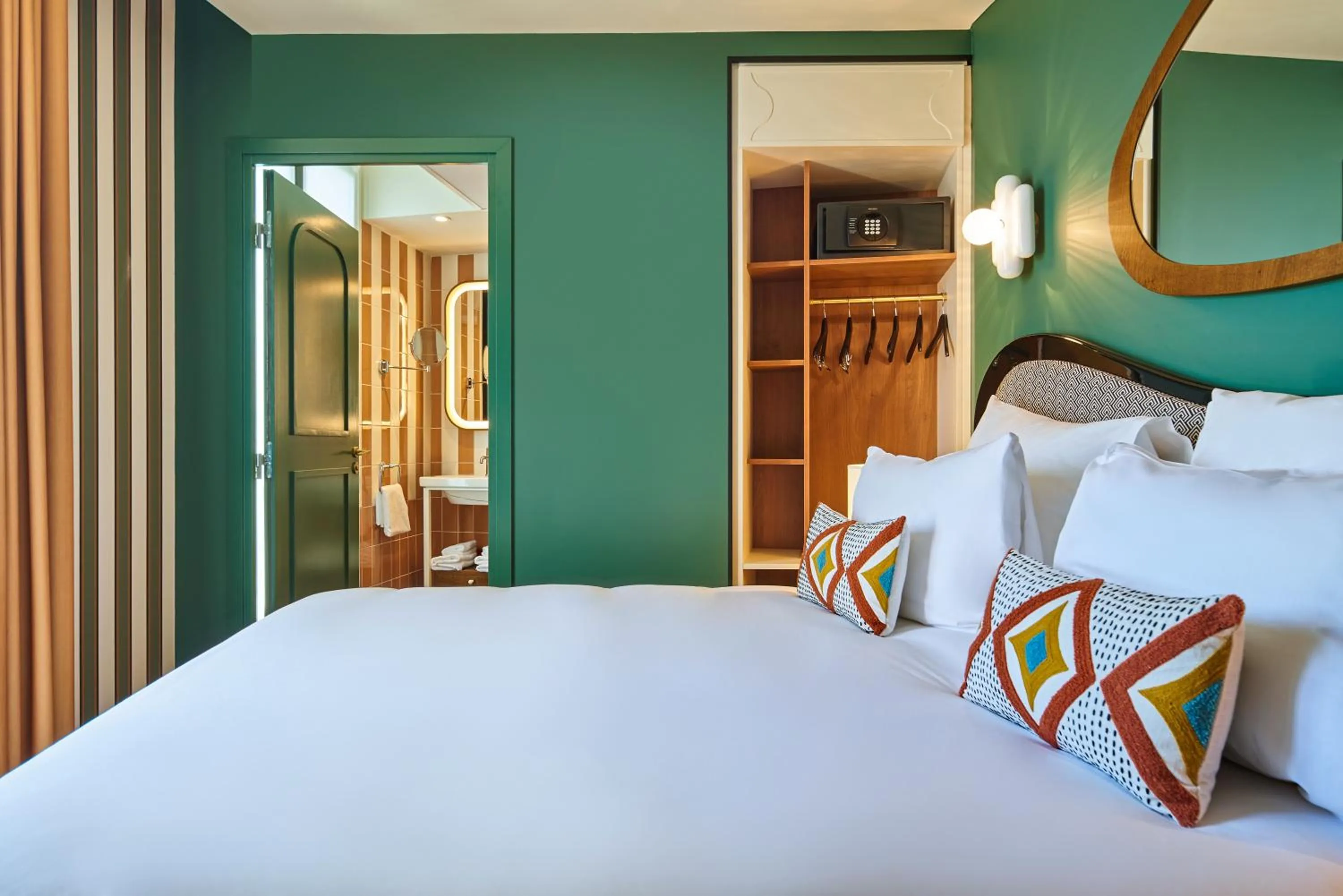 Bed in Mercure Paris Butte Montmartre Basilique