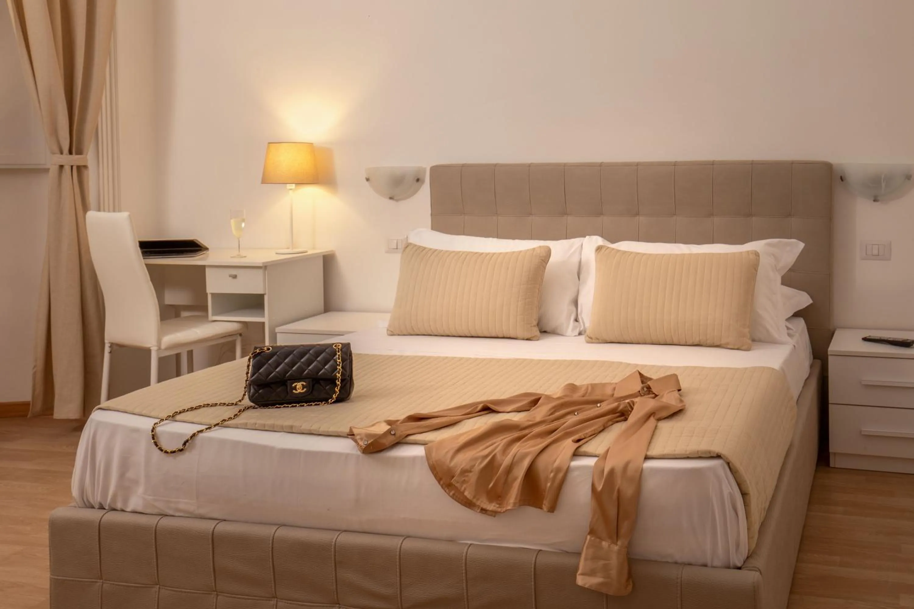 Photo of the whole room, Bed in Domus Veneto Rome