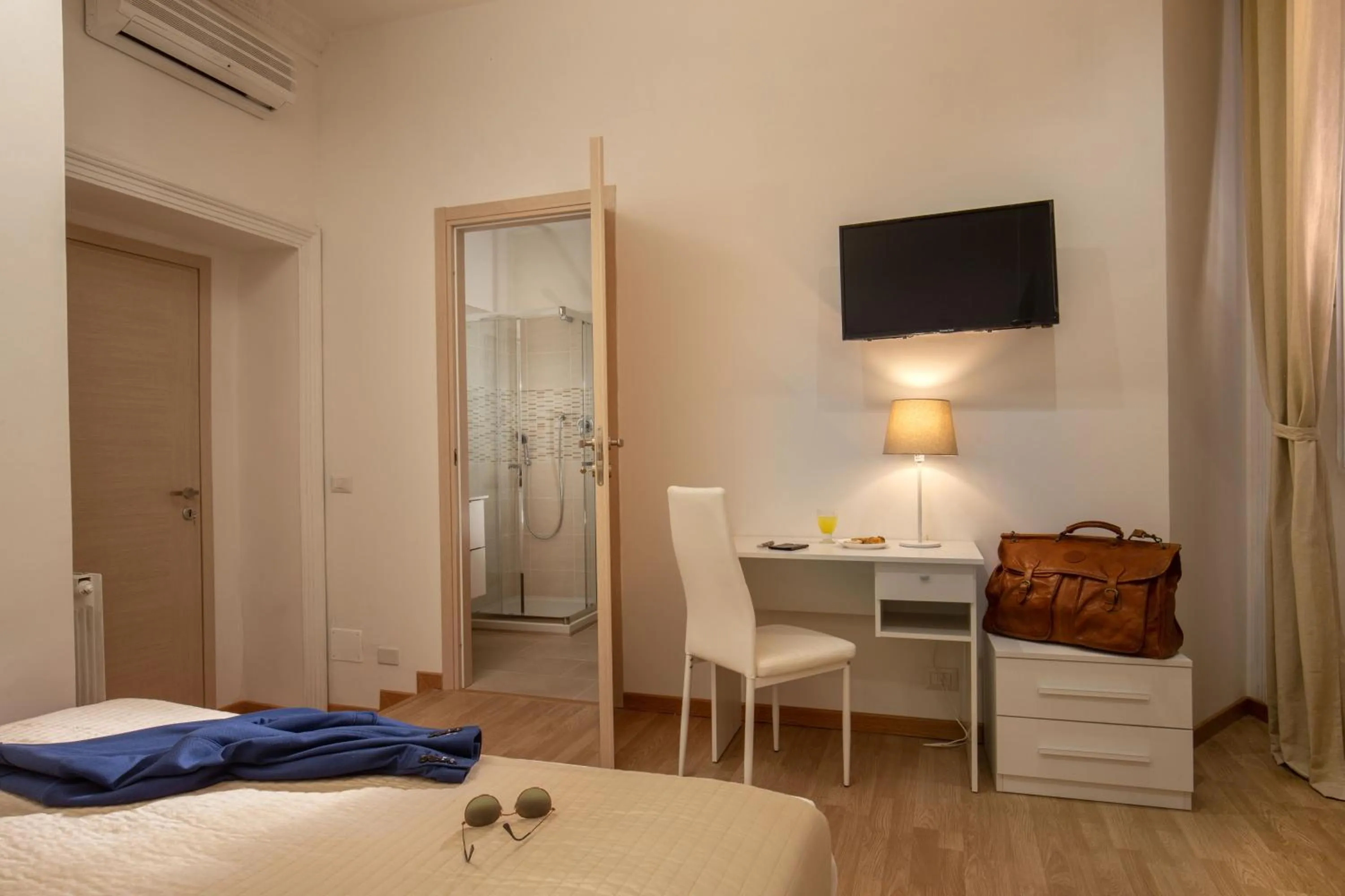 TV and multimedia, Bed in Domus Veneto Rome