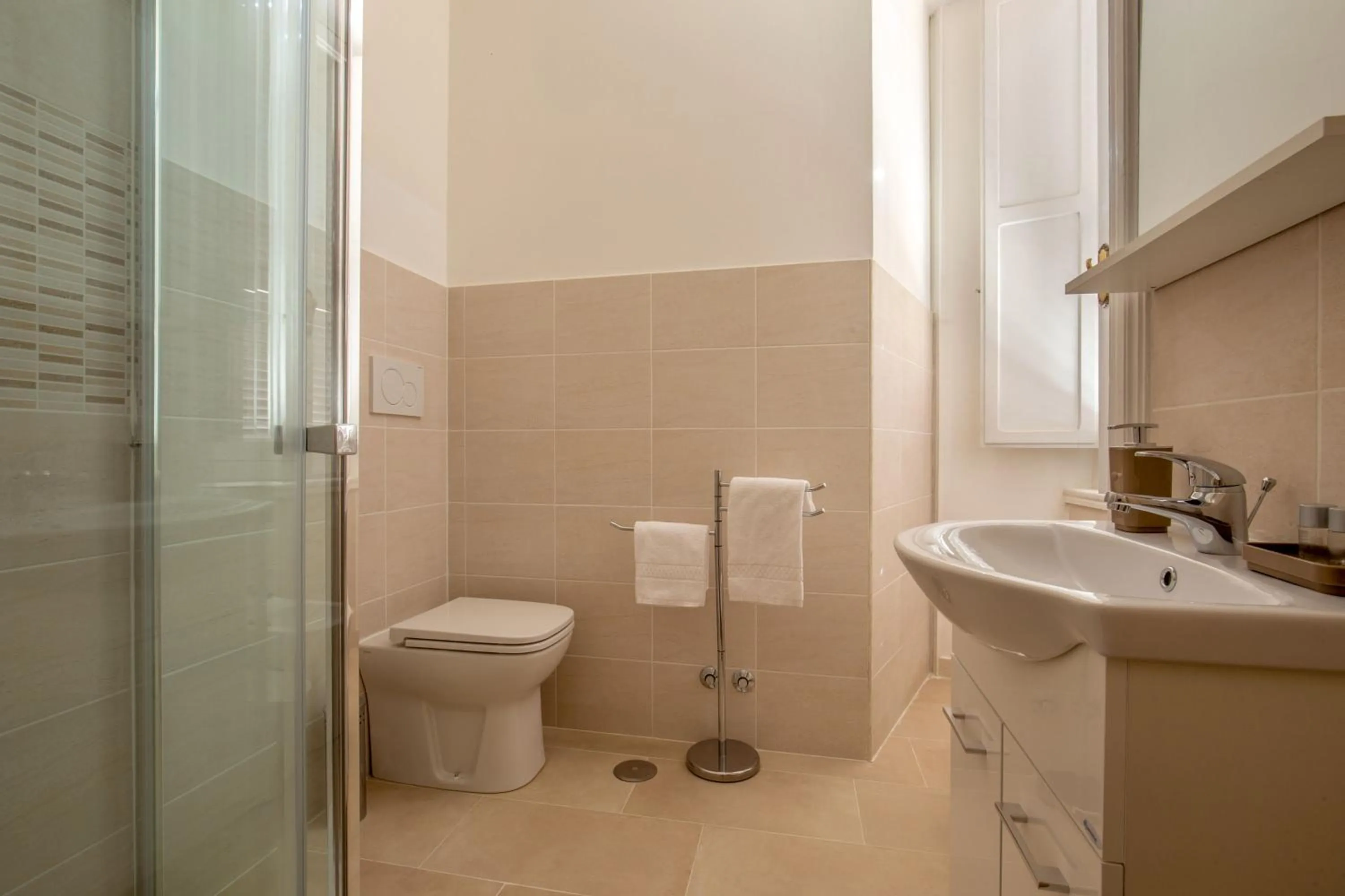 Bathroom in Domus Veneto Rome