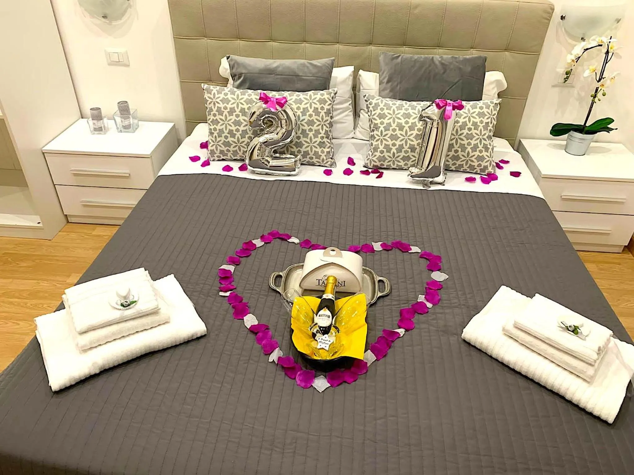 Bed in Domus Veneto Rome