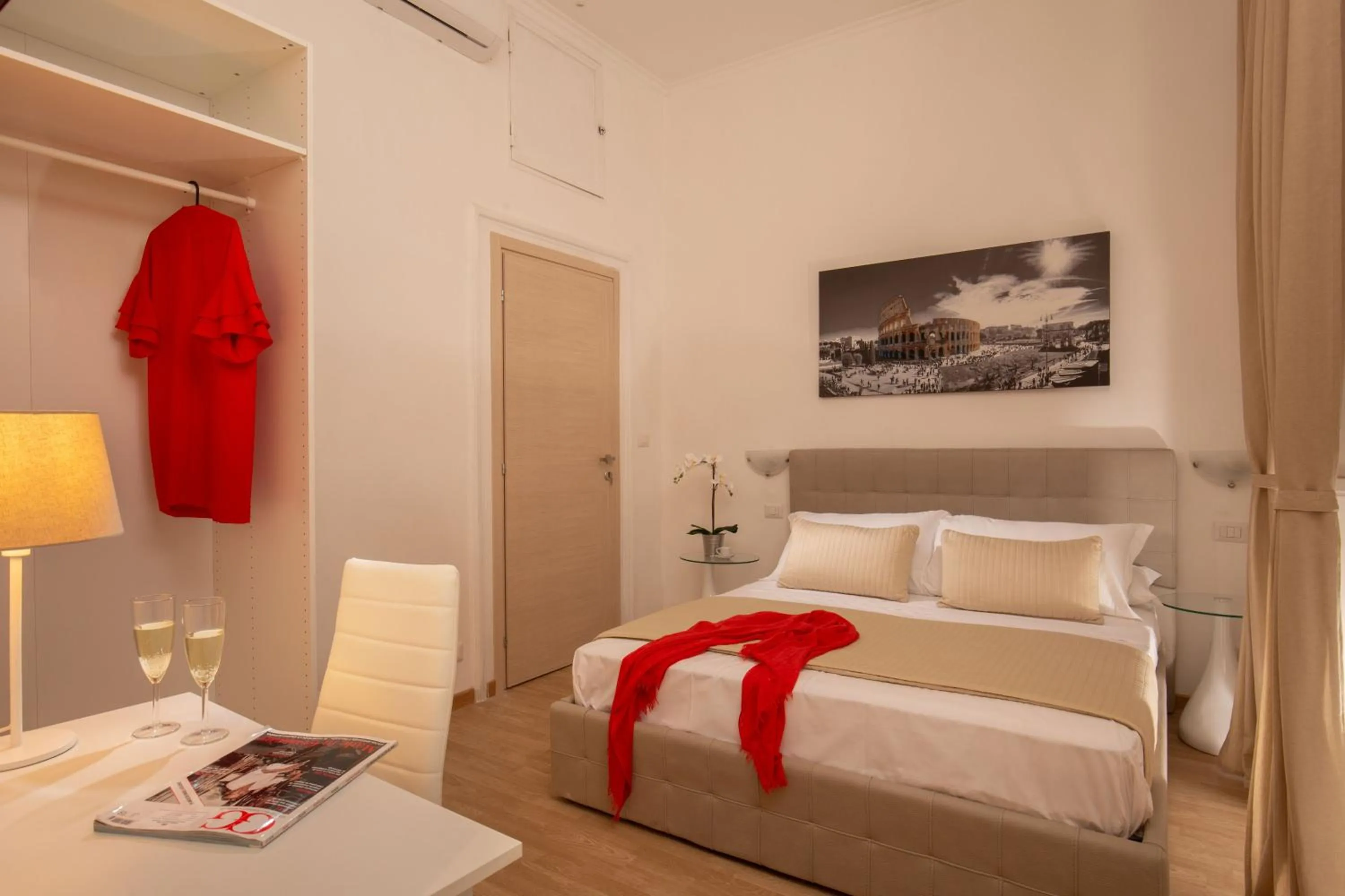 Photo of the whole room, Bed in Domus Veneto Rome