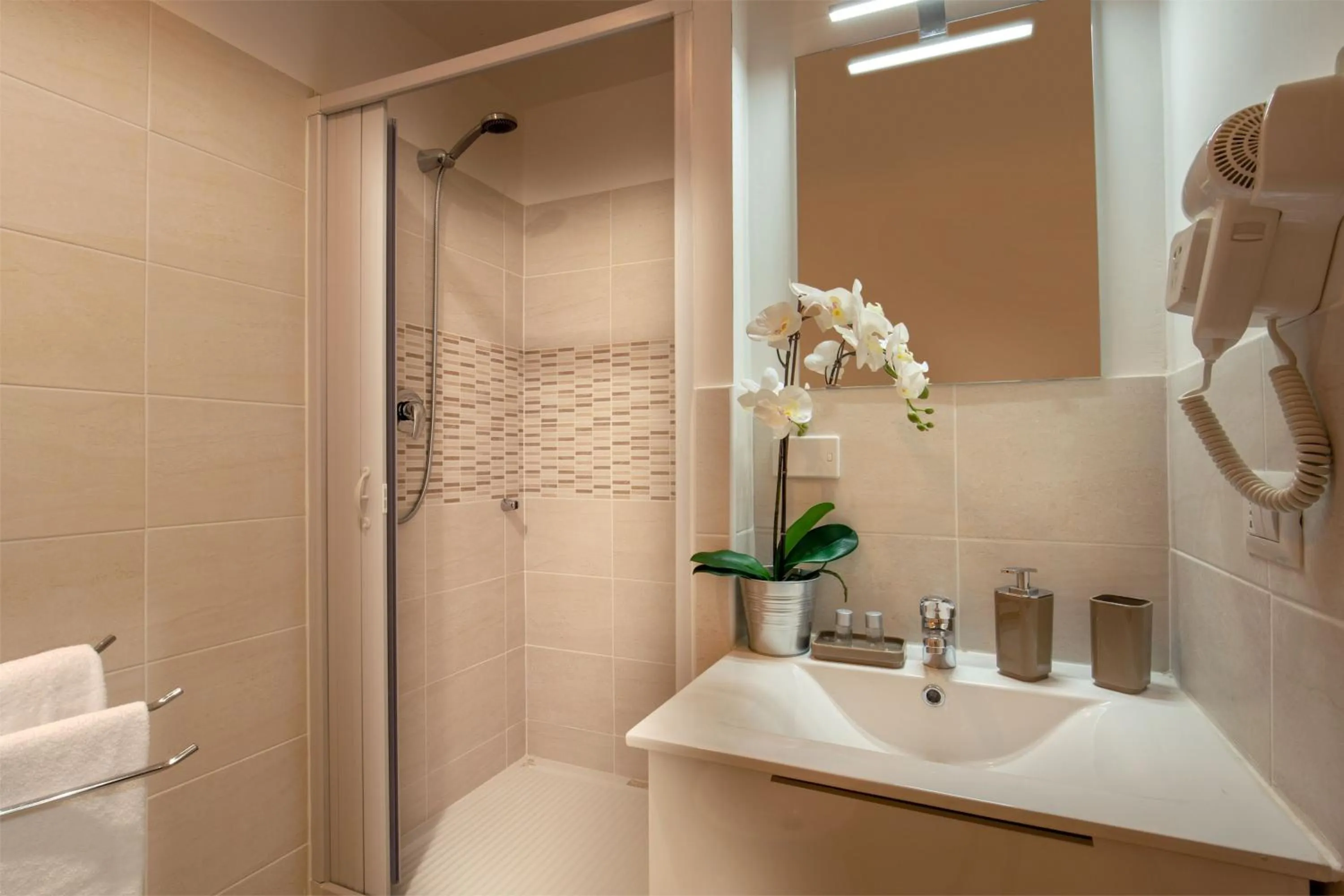 Shower in Domus Veneto Rome