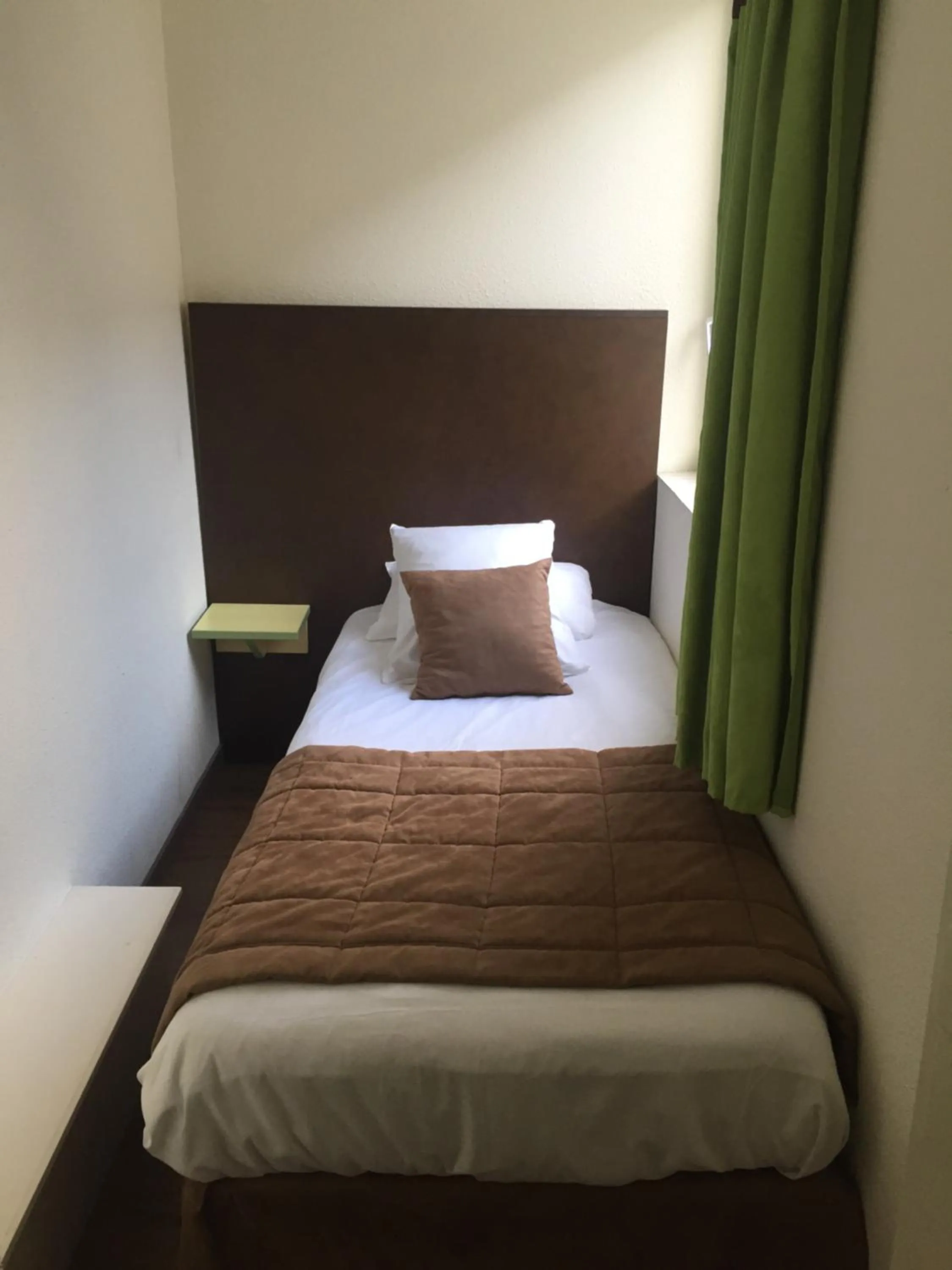 Property building, Bed in Le Pavillon de Rouen