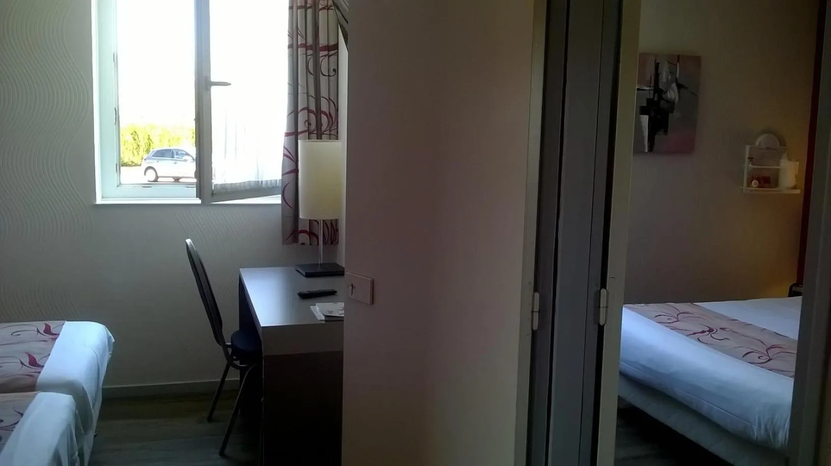 TV and multimedia, Bed in Le Pavillon de Rouen