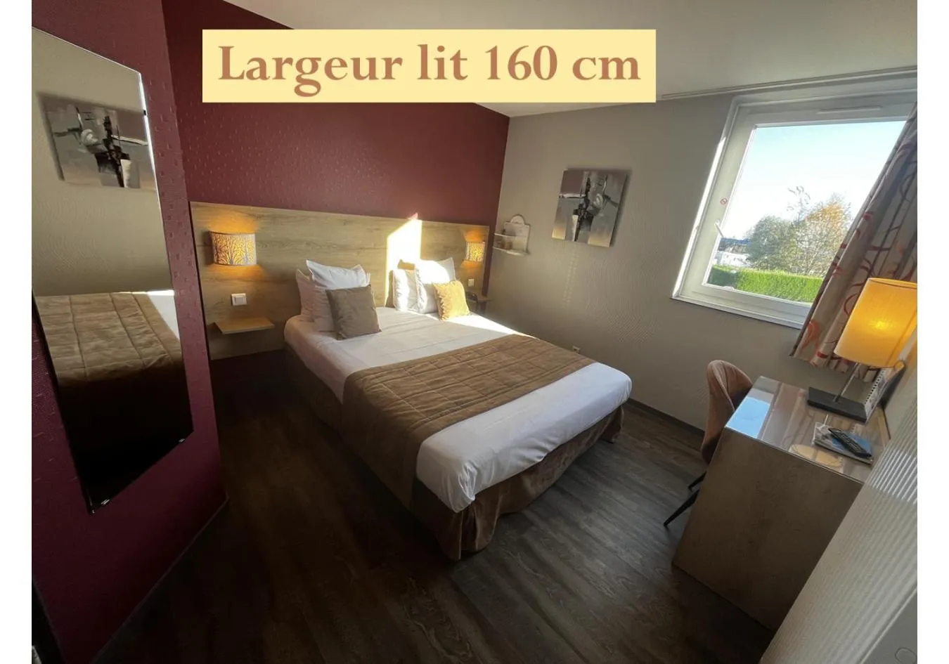 Text overlay, Bed in Le Pavillon de Rouen