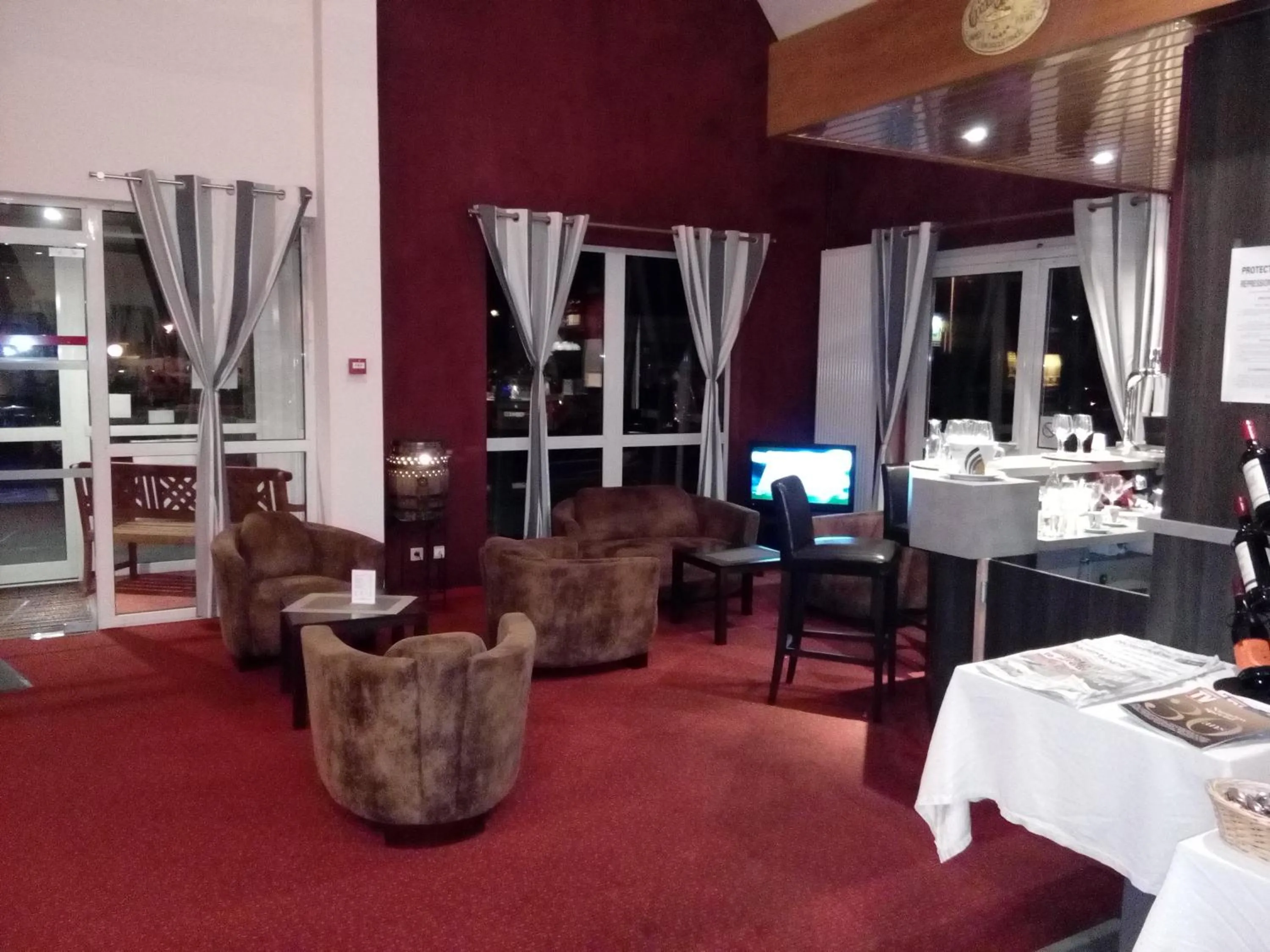 Lounge or bar in Le Pavillon de Rouen