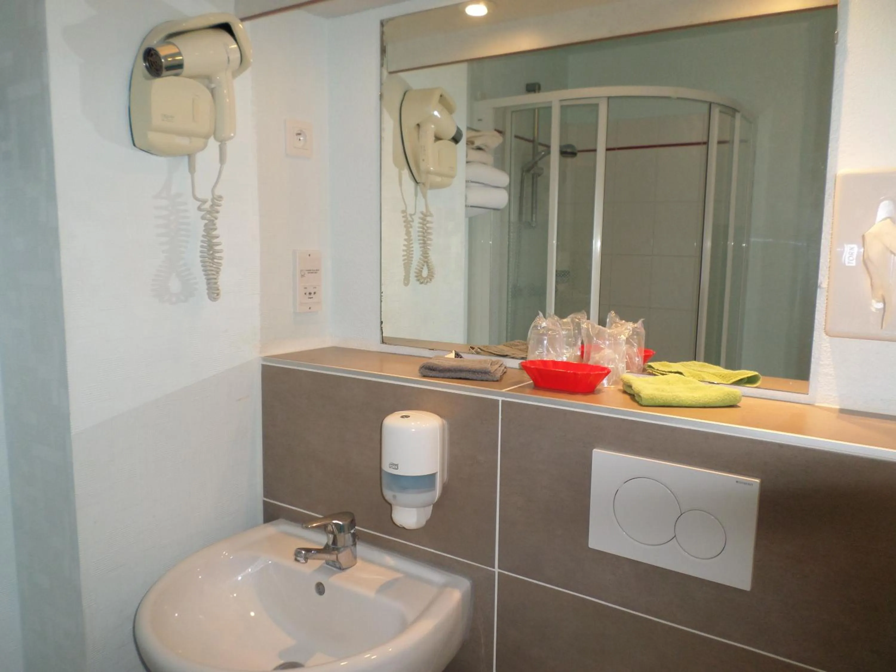 Shower in Le Pavillon de Rouen