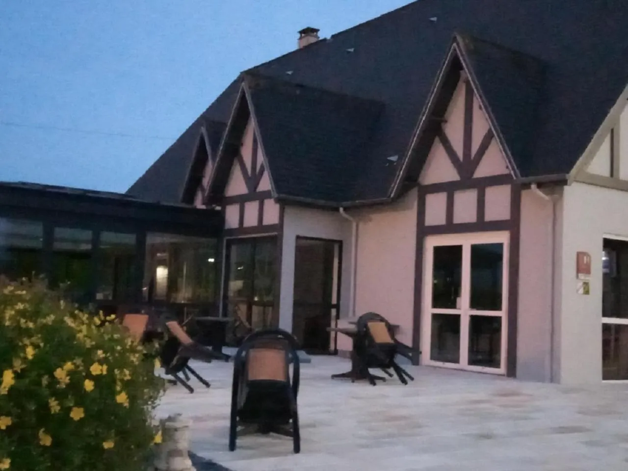 Facade/entrance in Le Pavillon de Rouen