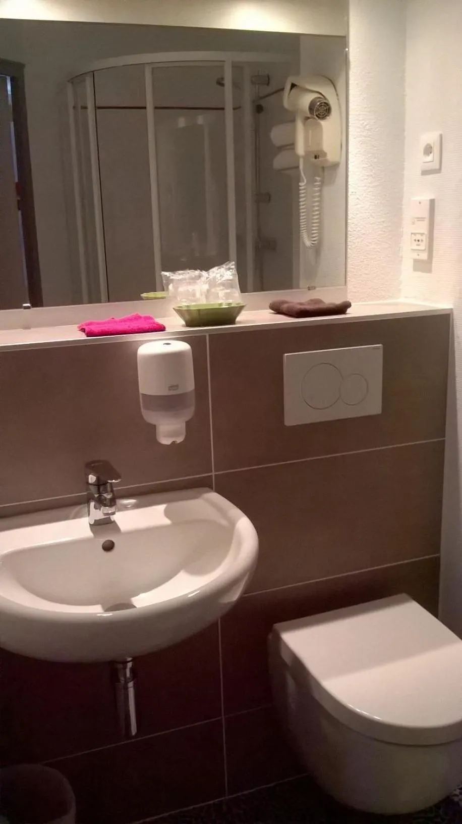 Shower in Le Pavillon de Rouen