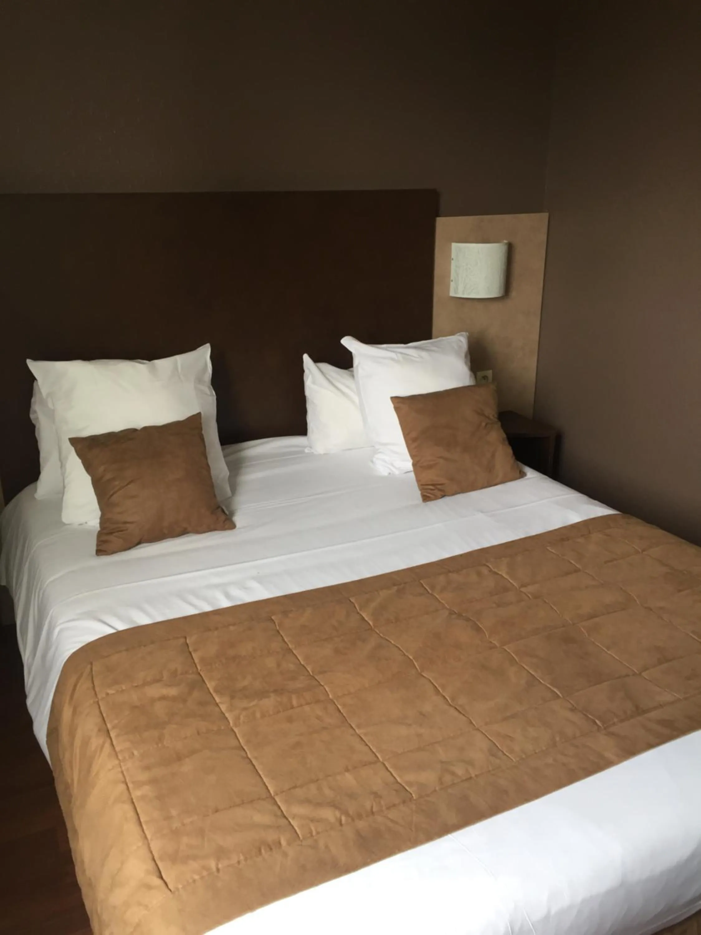 Property building, Bed in Le Pavillon de Rouen